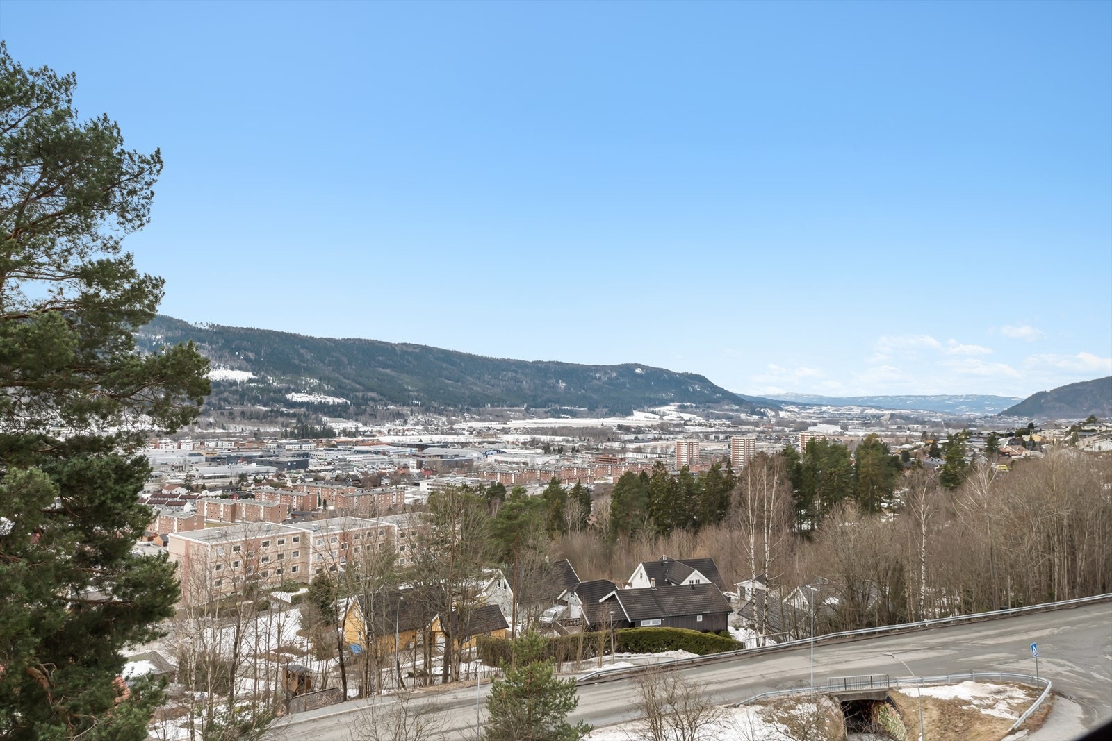 Området er kjent for sine naturskjønne omgivelser og flotte turmuligheter, med nærhet til fine badeplasser, turstier, lysløyper og et populært skisenter. Galleribilde