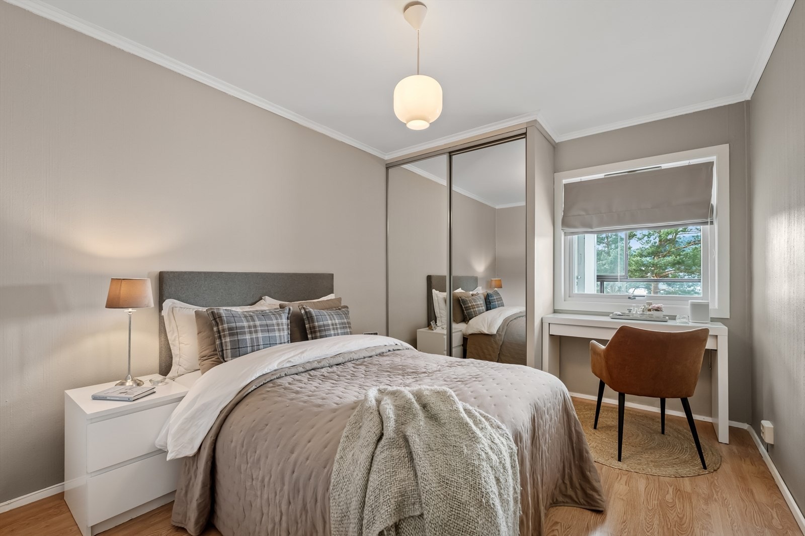 Lyst og delikat soverom med god plass til seng, garderobeskap og skrivebord. Galleribilde
