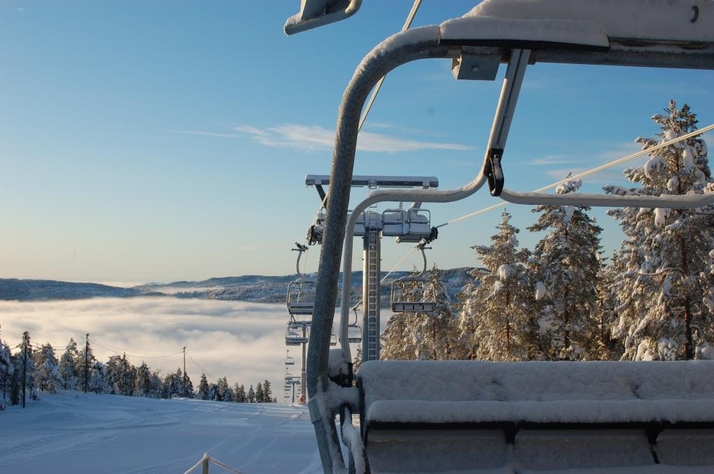 4-seters stolheis kort vei fra leiligheten. Ski om vinteren samt sykling og klatrepark om sommeren.
Foto Drammen Skisenter arkiv Galleribilde