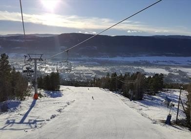 4-seters stolheis kort vei fra leiligheten. Ski om vinteren samt sykling og klatrepark om sommeren.
Foto: Drammen.no Galleribilde