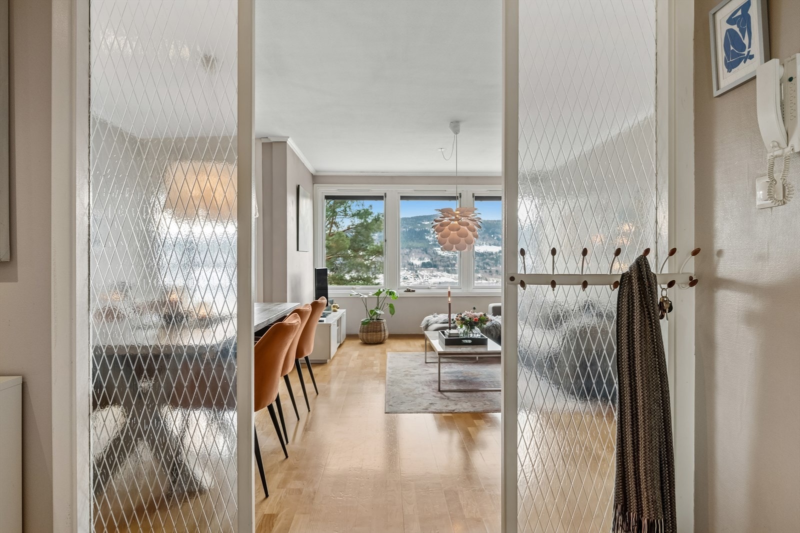 Leiligheten har en fin beliggenhet i høyden inntil marka på Åssiden. Her kan du nyte en flott utsikt over Åssiden, mot sentrum og Eikerbygdene. Galleribilde