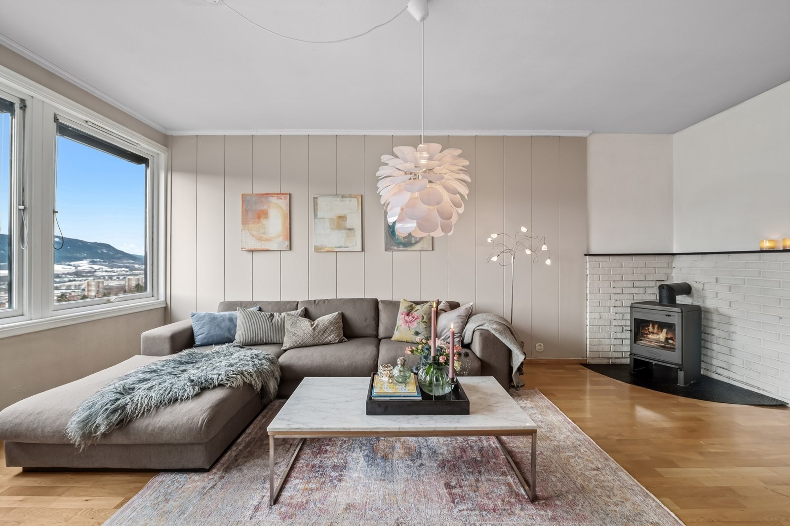 Sofagruppen har en lys og fin plassering i stuen. Galleribilde