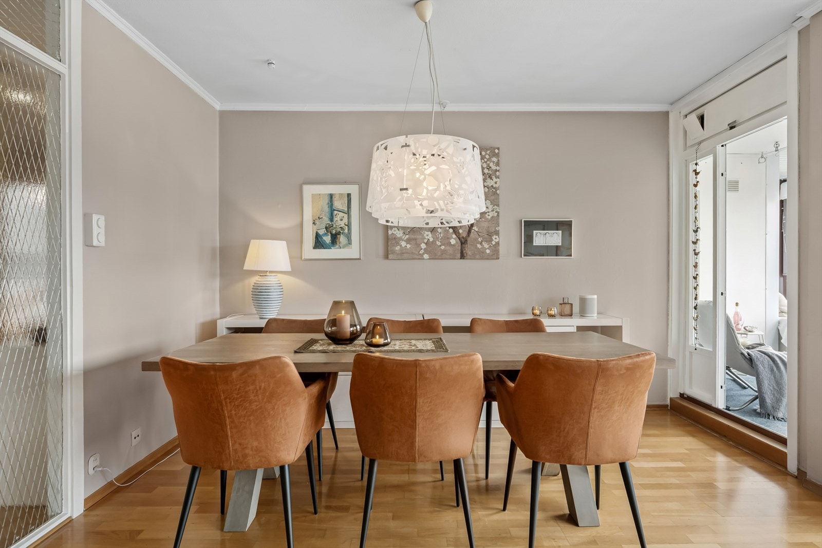 Det er god plass til en stor spisegruppe og tilhørende møbler. Galleribilde