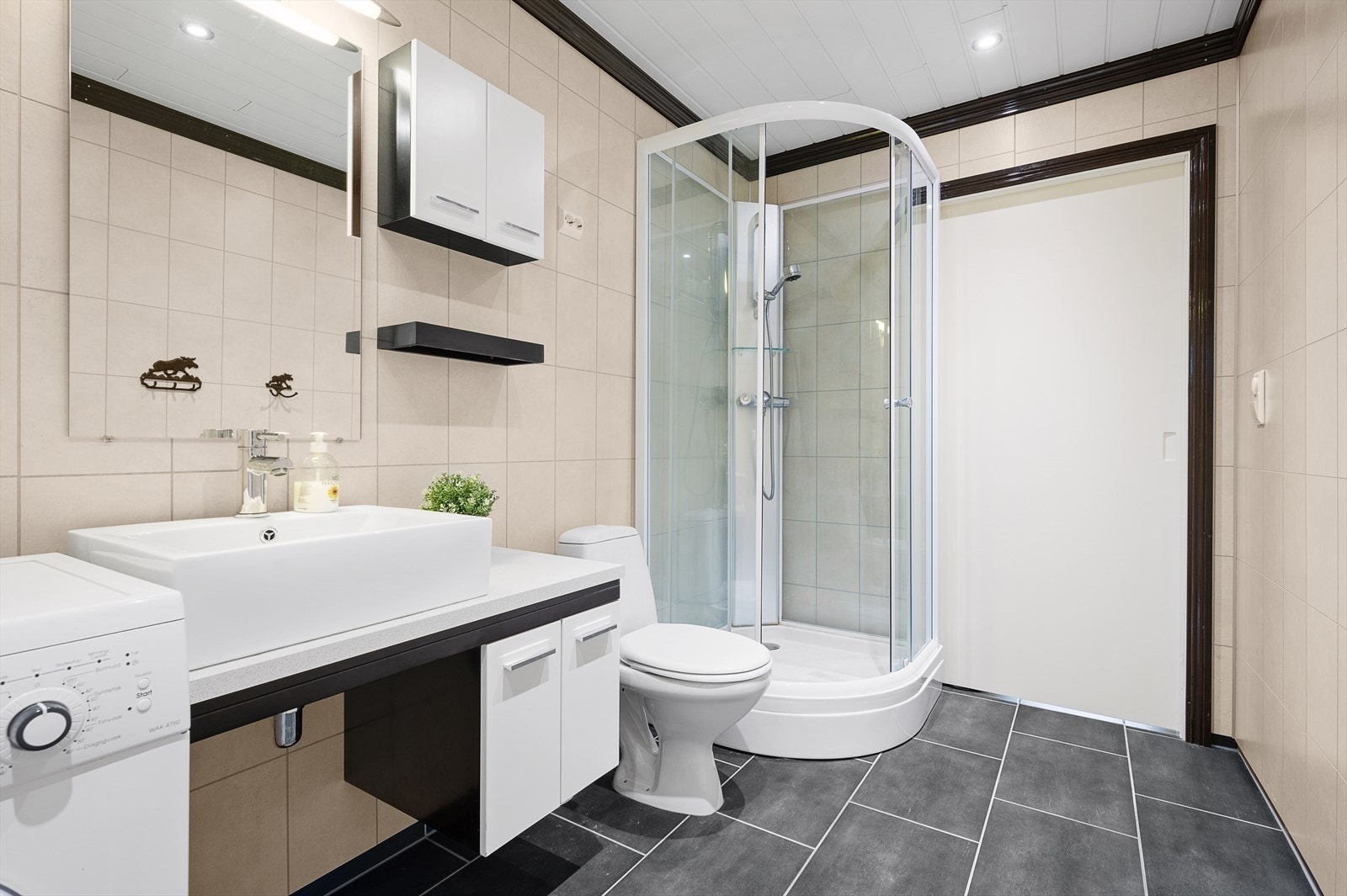 Hytta byr på to bad, hvor det ene har badstue og
ligger praktisk til i soveromsfløyen. Galleribilde