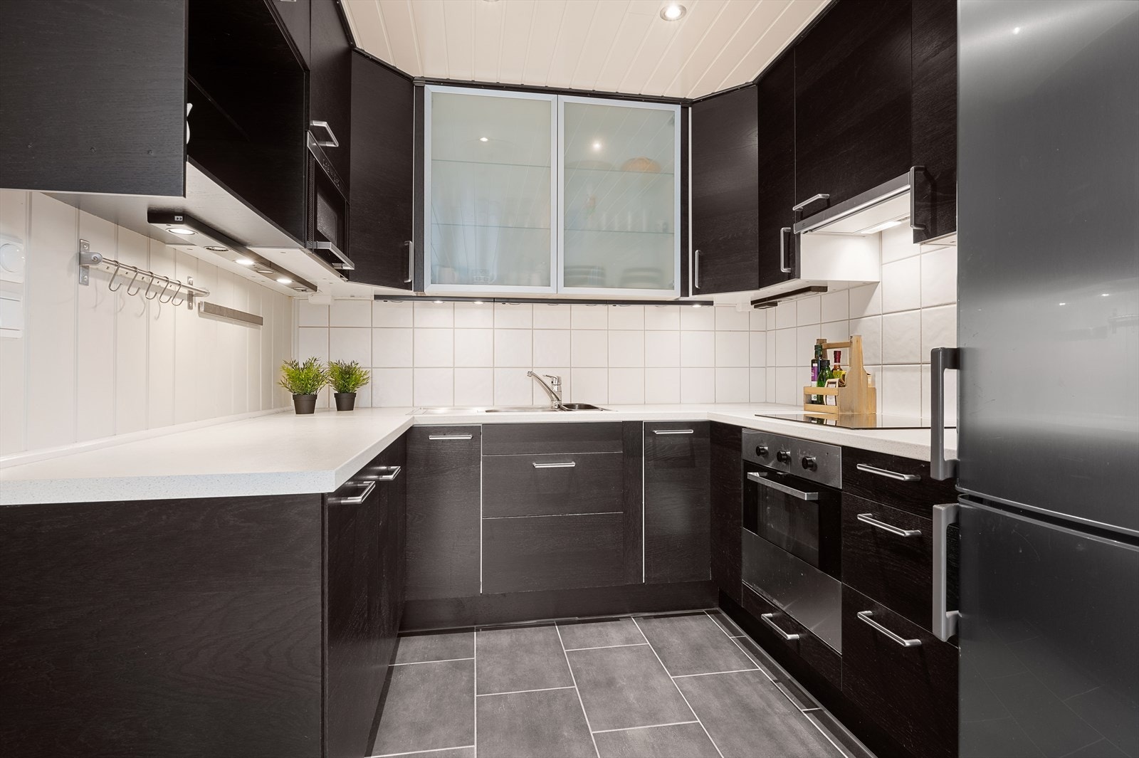 Kjøkkenet ligger for seg selv i en koselig krok, oppført i en
smart u-form med god skap- og skuffeplass. Galleribilde