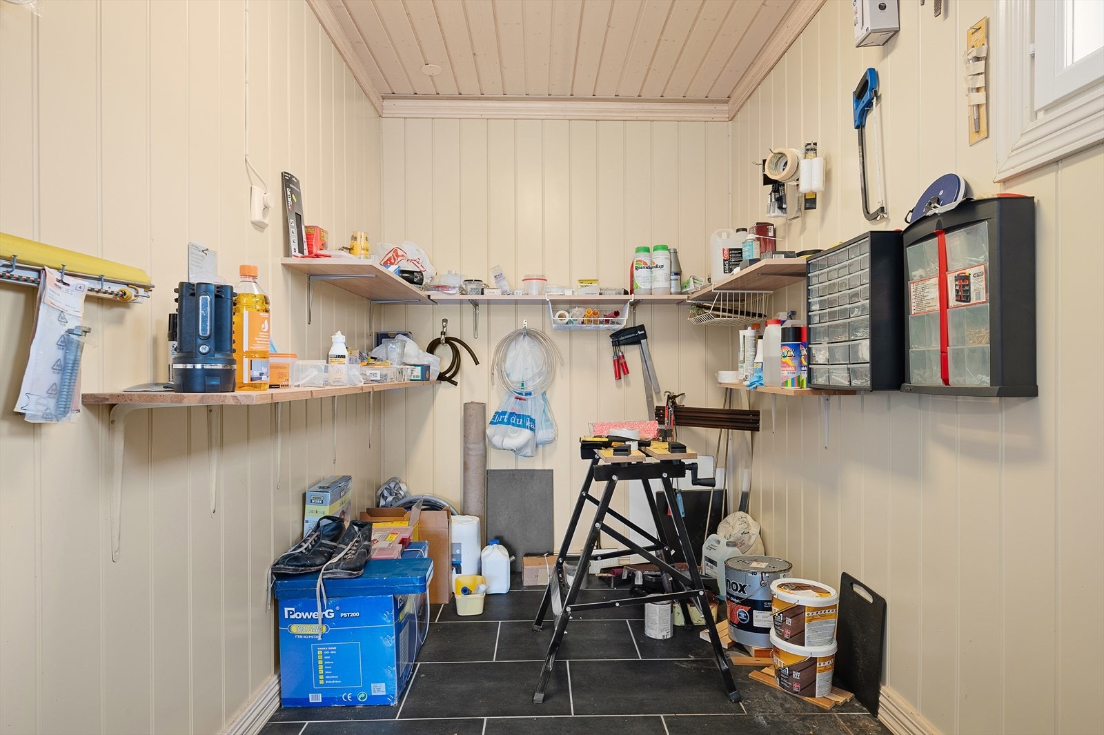 Hytta har flere praktiske boder. Galleribilde