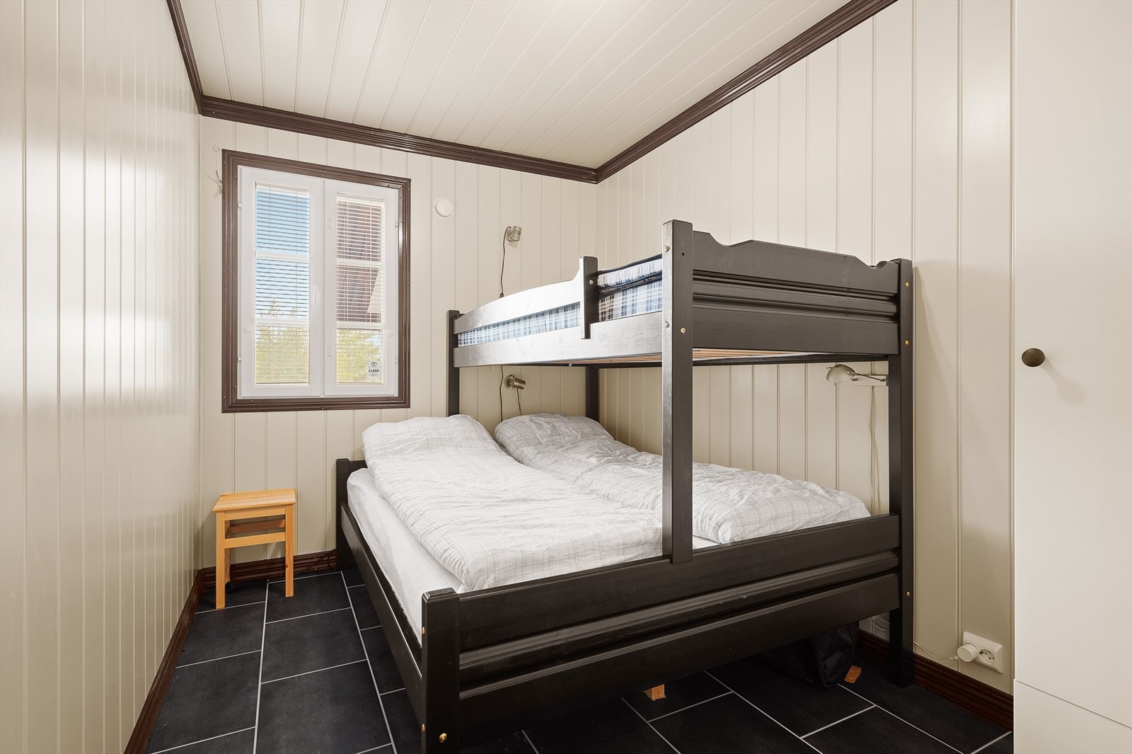 I en fløy innenfor stuen har hytta fire koselige soverom, så
her er det gode muligheter for å ta med seg gjester til
fjells. Galleribilde