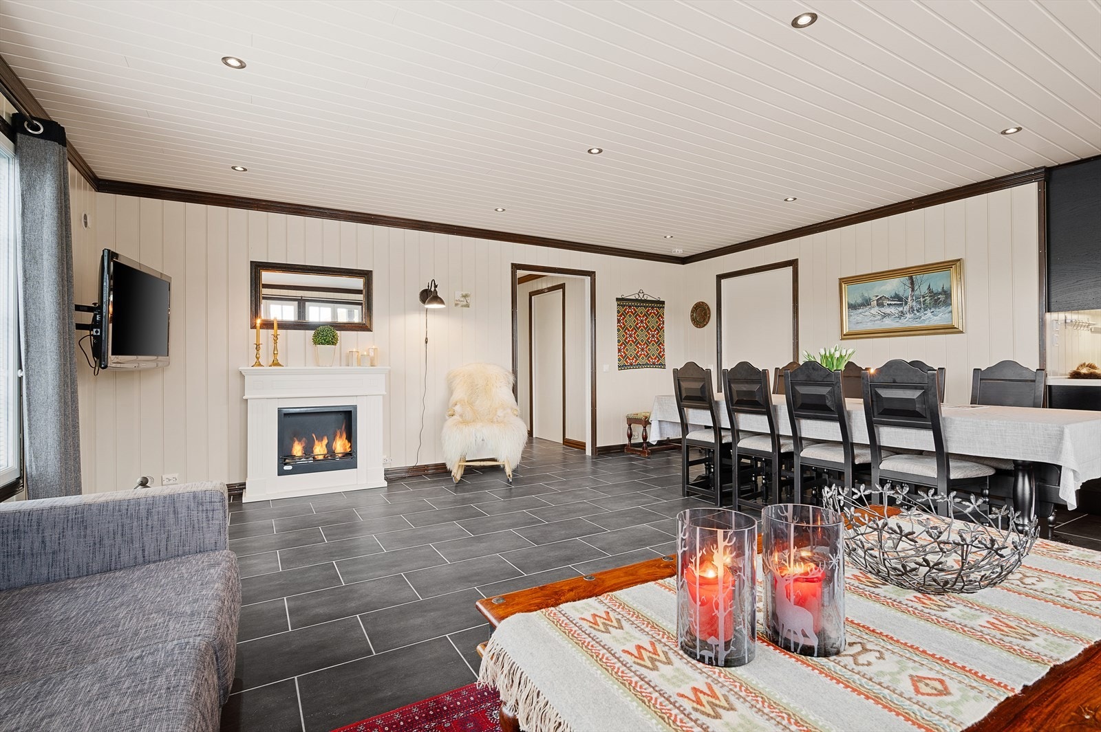 Sammen med kjøkkenet utgjør stuen et åpent og
innbydende allrom, med fine lys- og utsiktsforhold via store
vinduer i to himmelretninger. Galleribilde