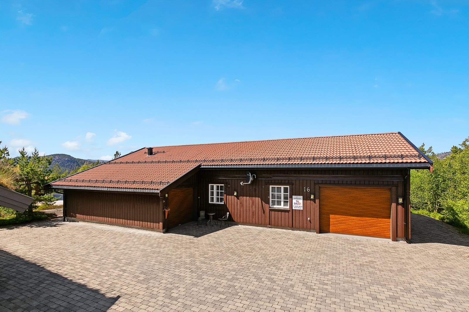 Eiendommen har godt med biloppstillingsplass, samt. to garasjer med direkte inngang til hytta. Galleribilde