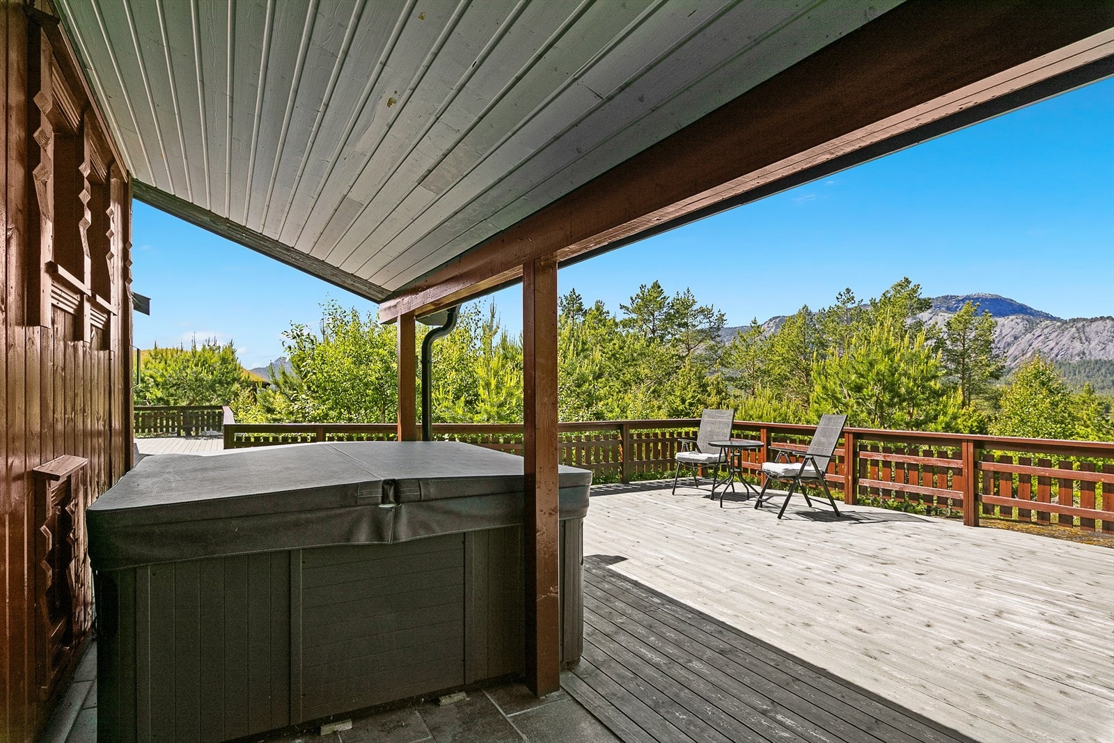 Flott, usjenert og romslig terrasse med jacuzzi og utsikt. Galleribilde