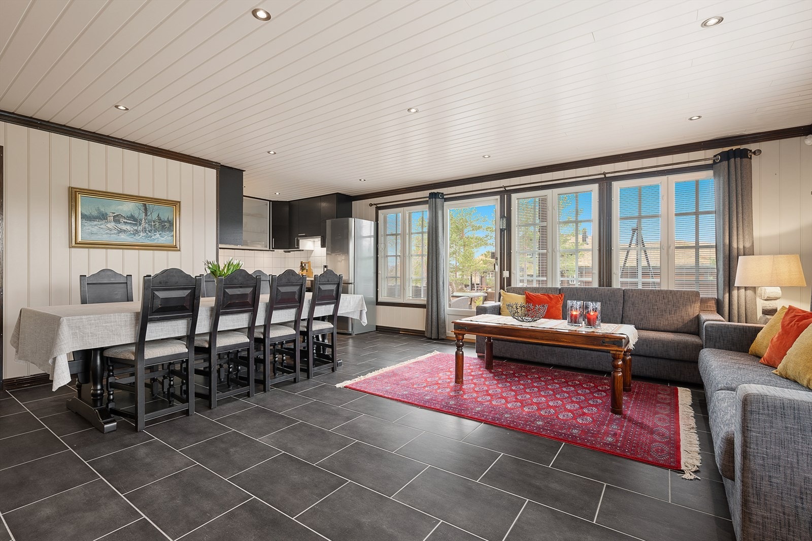 God romfølelse med store vinduer som gir rikelig med innslipp av dagslys. Galleribilde