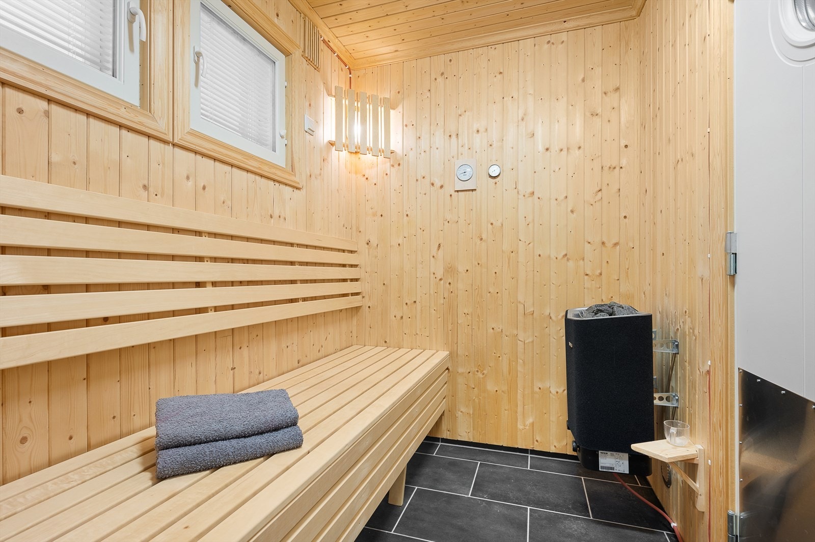 Fra badstue er det direkte utgang til terrasse med jacuzzi. Galleribilde