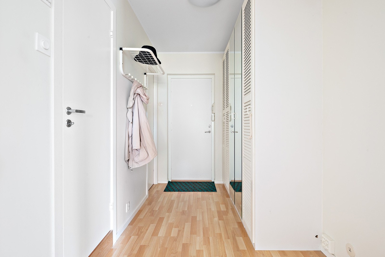 Romslig entré med god plass til oppbevaring Galleribilde