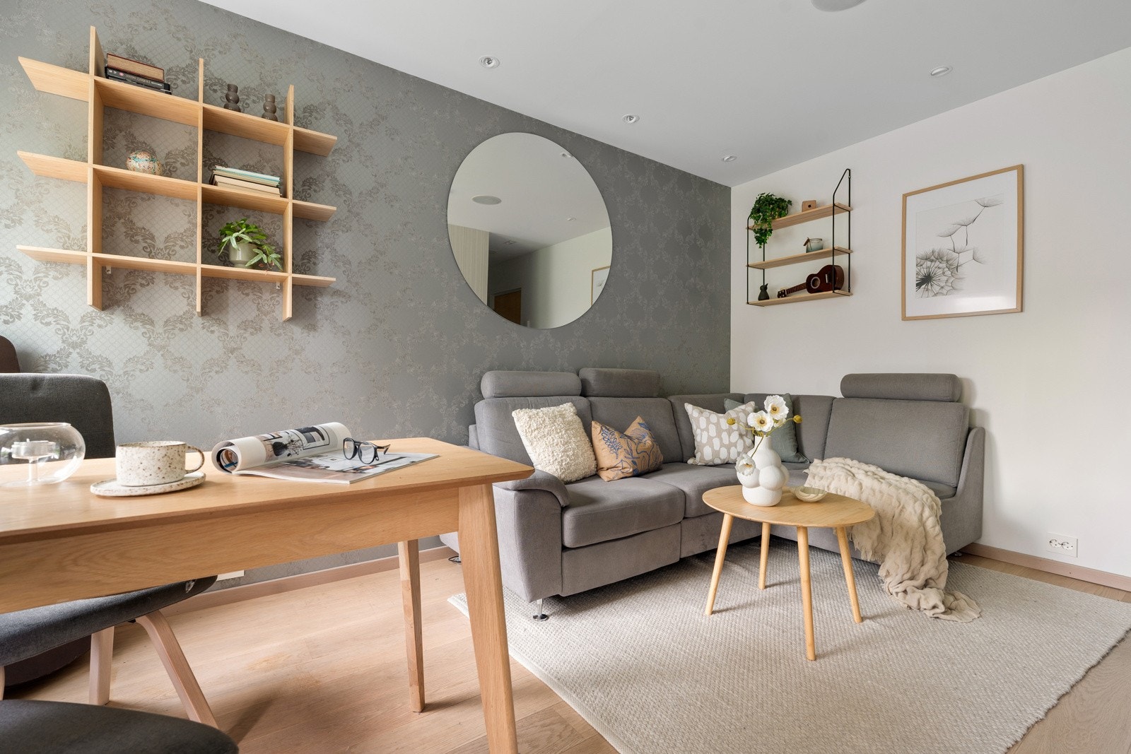 Du møtes av en innbydende og lys stue med flotte fargevalg. Galleribilde