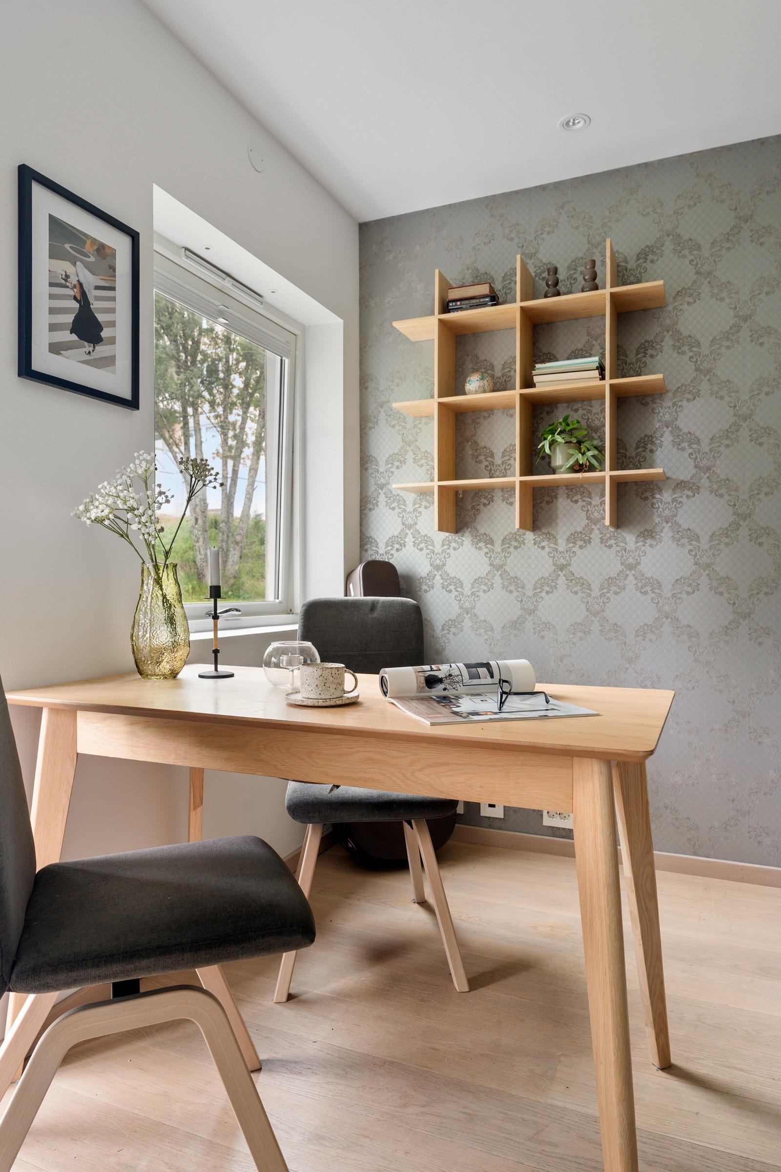 Mellom kjøkken og stue finner du plass til spisebord. Galleribilde