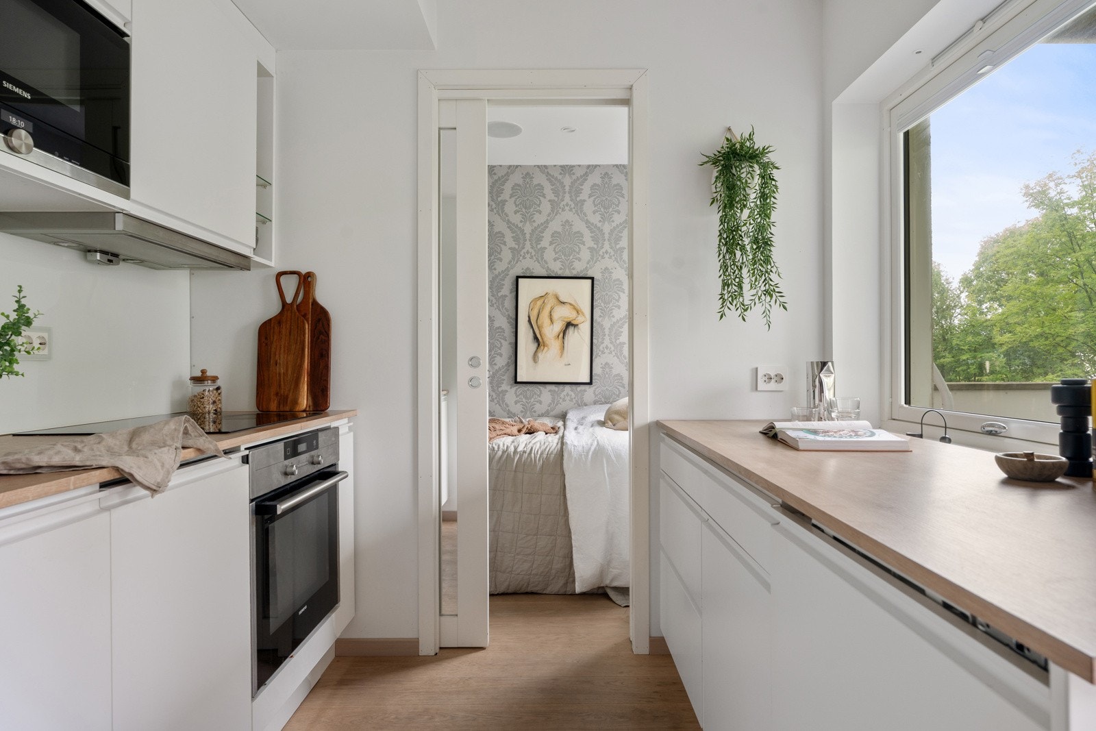 Oppgradert kjøkken med lyse fargevalg. Galleribilde