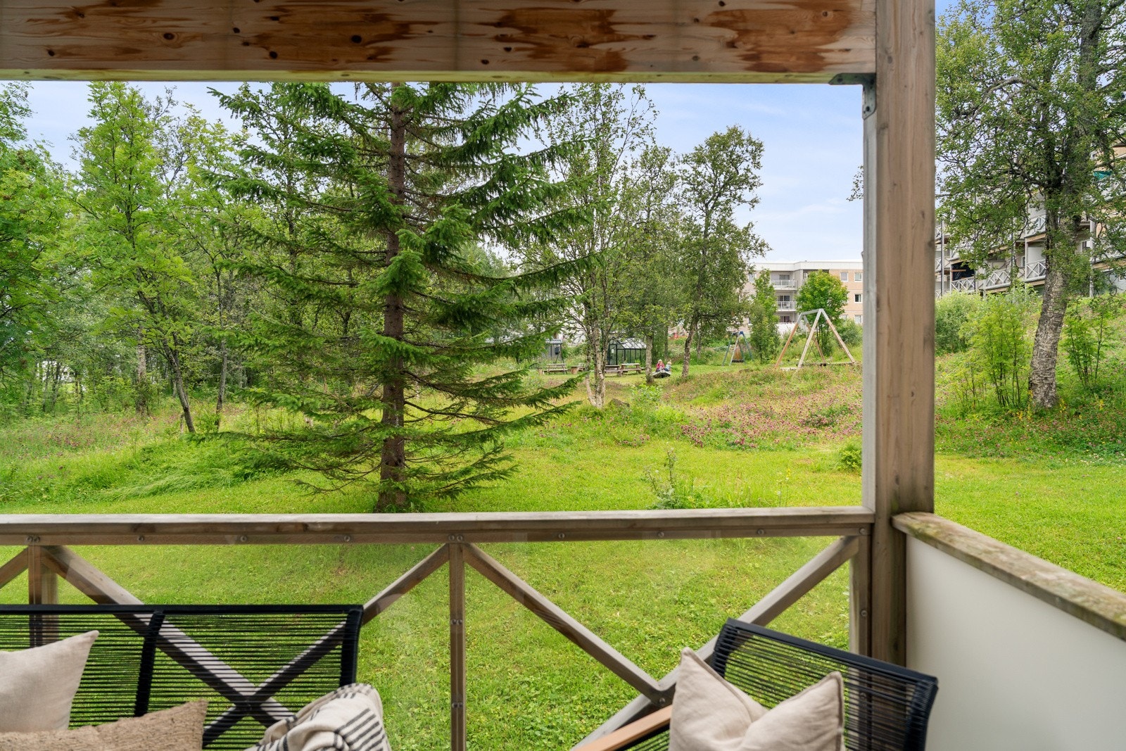 Flott grønt-areal rett utfor gir en lun og fin atmosfære. Galleribilde
