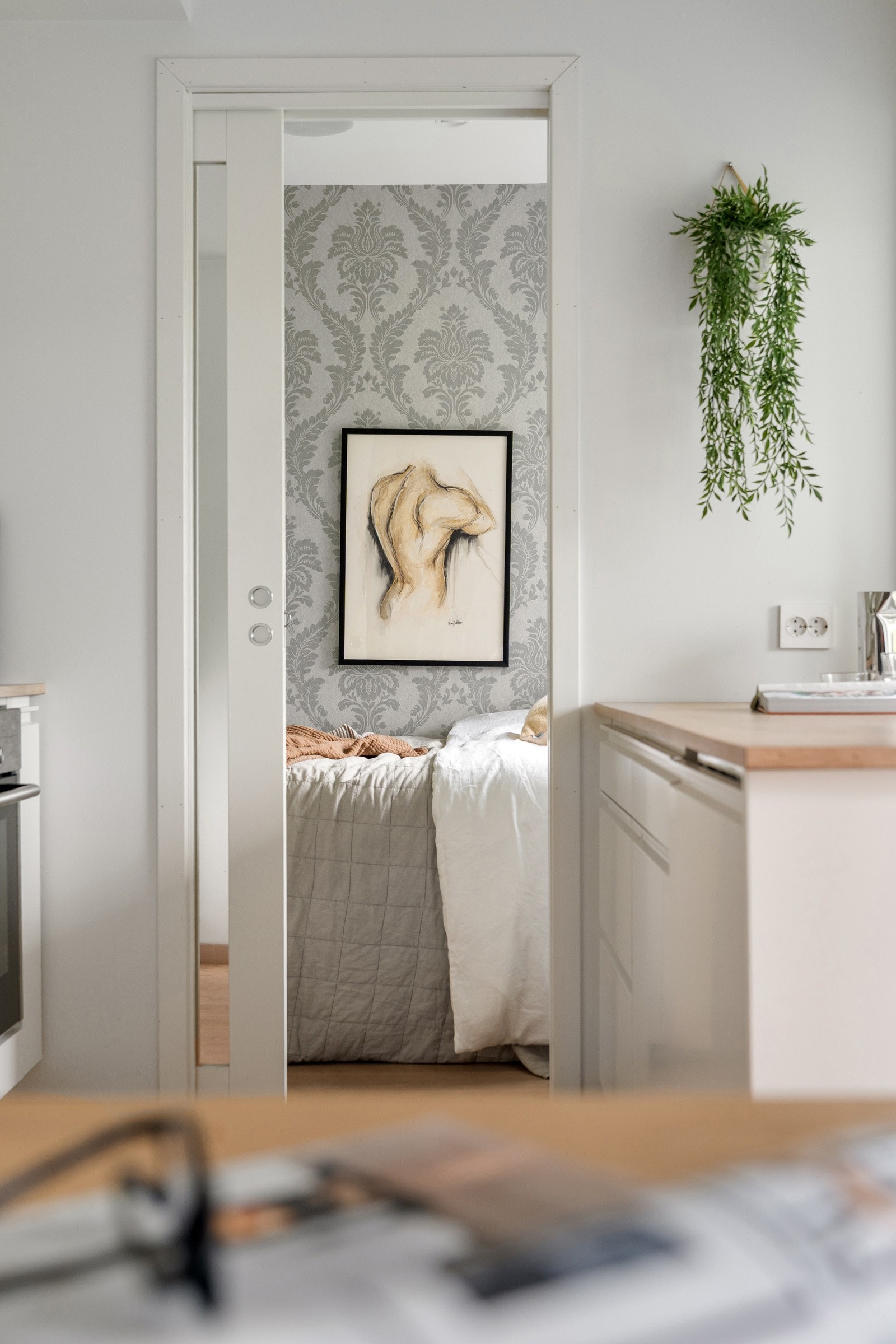 Fra kjøkkenet er det laget inngang til soverommet for å gjøre badet større. Galleribilde