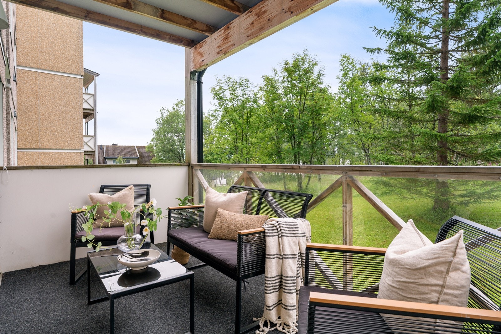 Fra stuen er det utgang til romslig balkong. Galleribilde