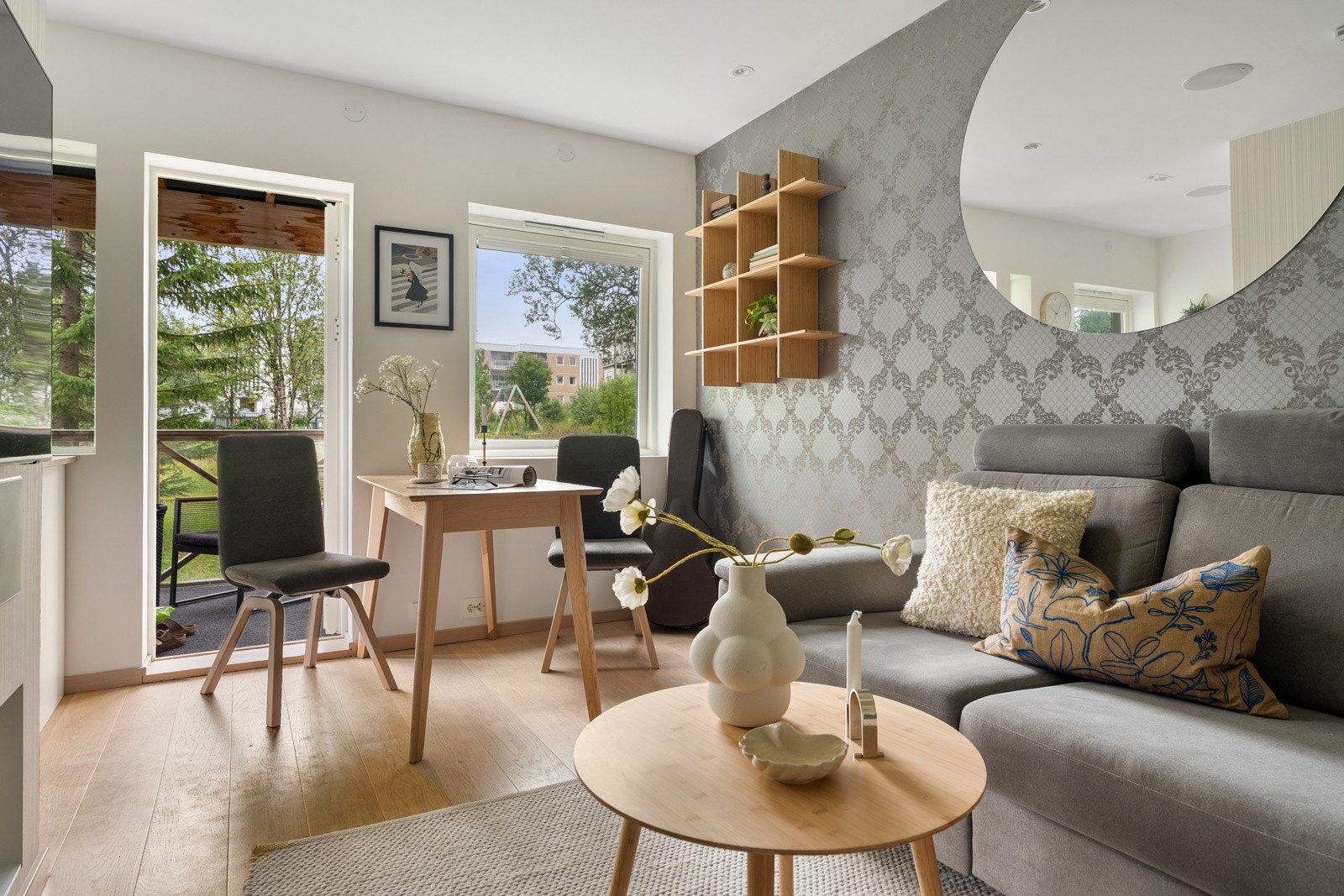 Stuen gir mulighet for flere møbleringsmuligheter. Galleribilde