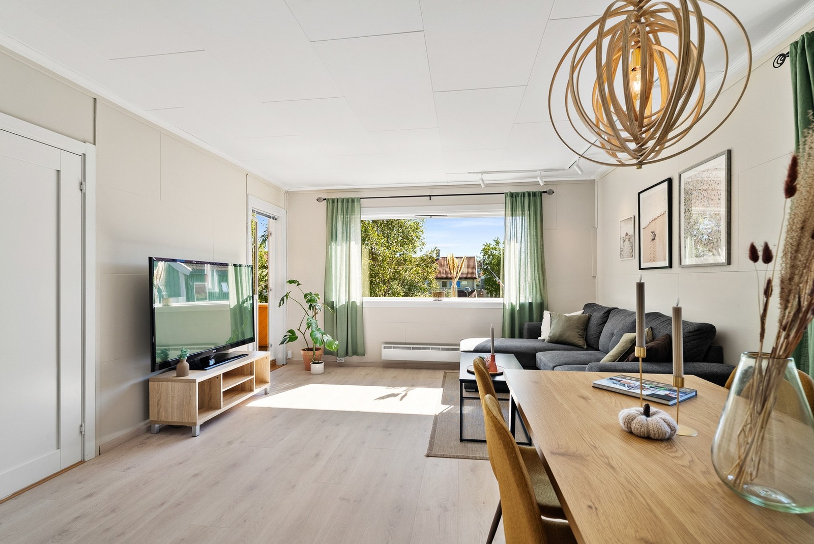 Leiligheten er innbydende og gjennomgående malt i lys og moderne fargevalg. Galleribilde