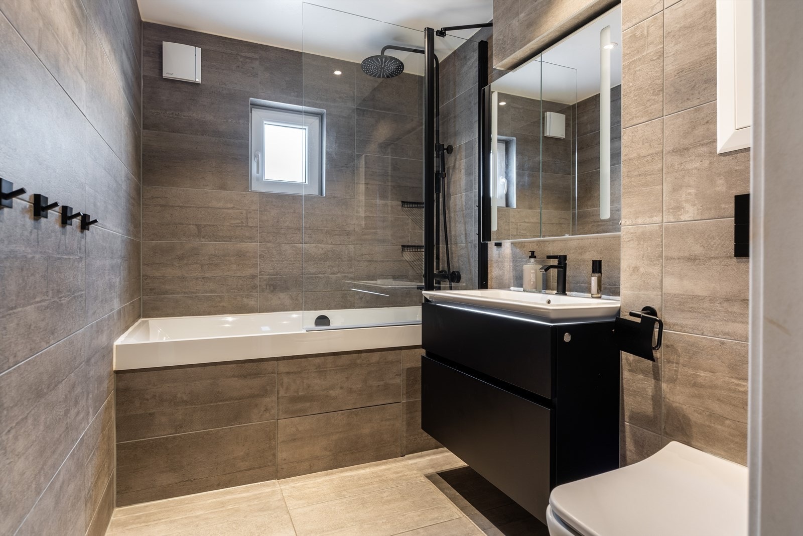 Pent flislagt baderom fra 2018 med varme i gulv. All baderomsinnredning er fra Villeroy & Boch Galleribilde