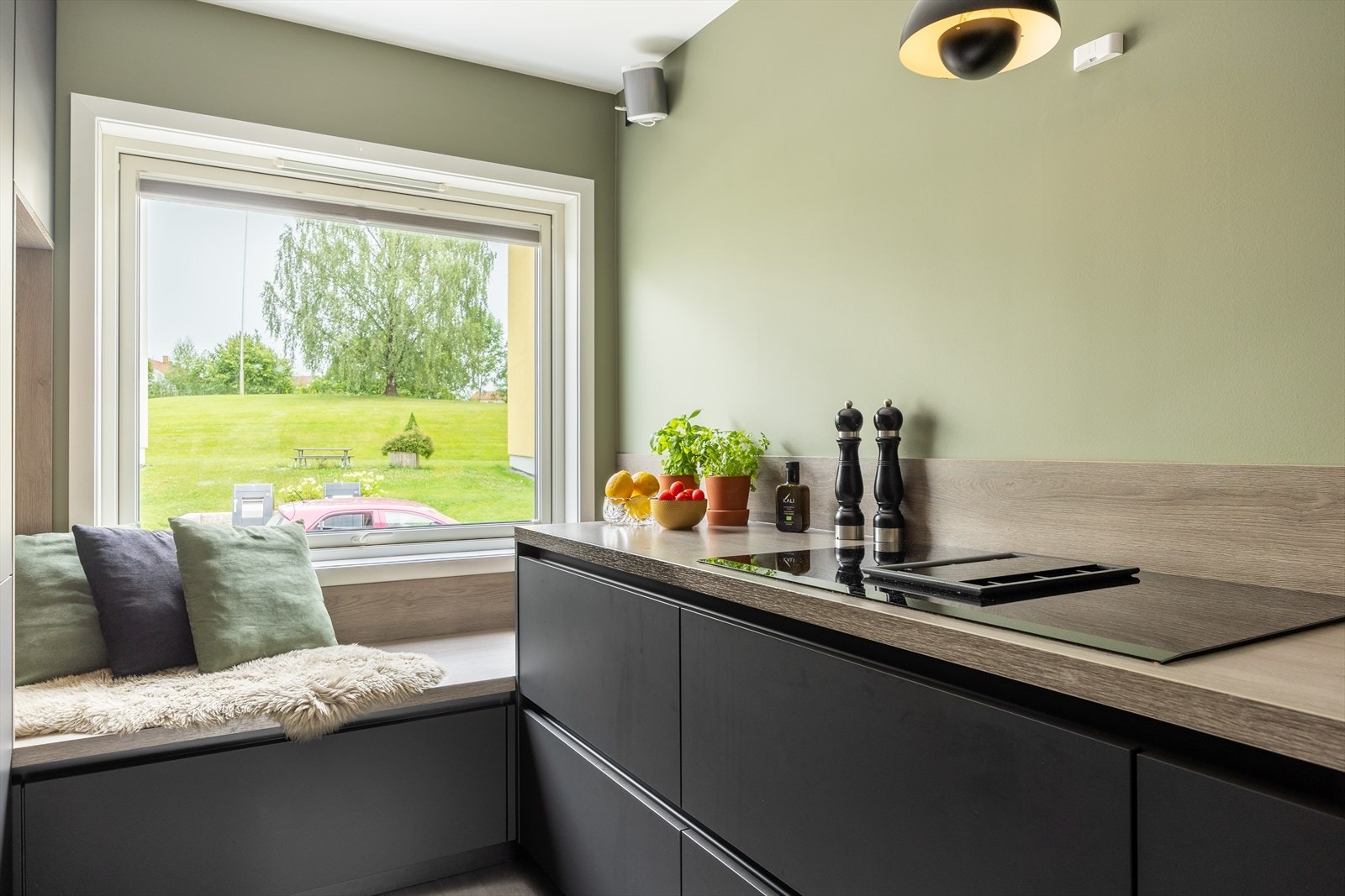 Kjøkkeninnredningen er ny fra 2020 og har god skap- og benkeplass, samt plassbygd sittebenk med oppbevaring under Galleribilde