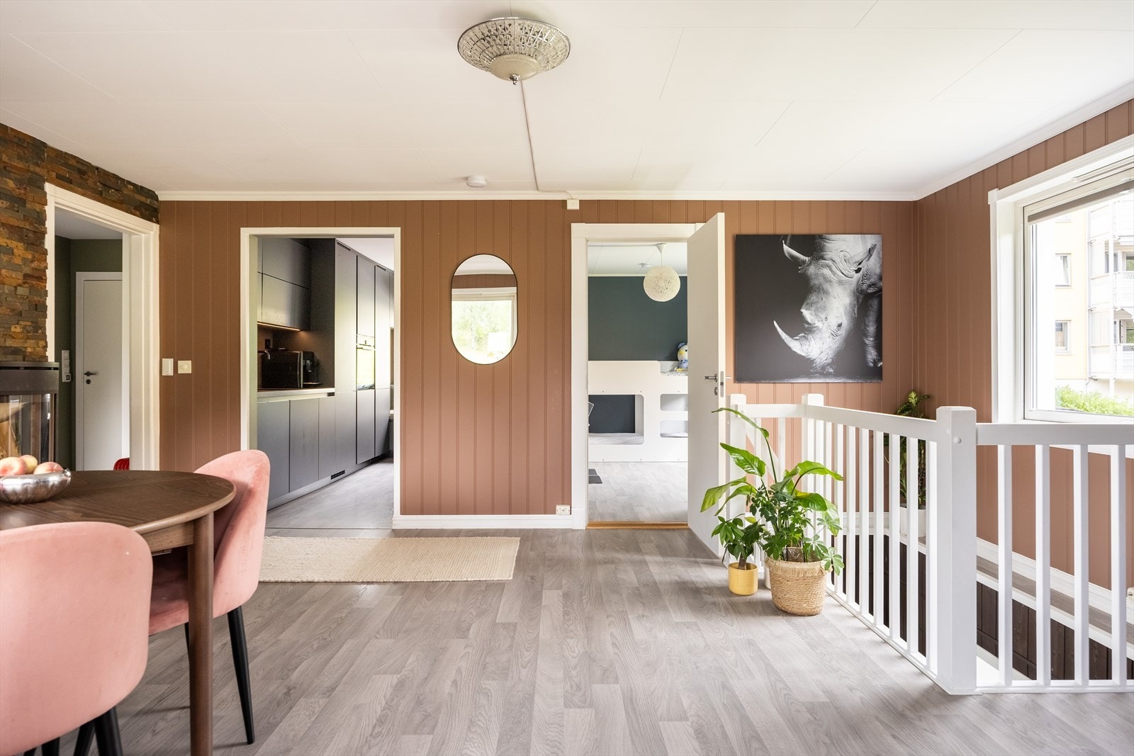 I 1. etasje finner du entrè, stue, kjøkken, to soverom og baderom Galleribilde