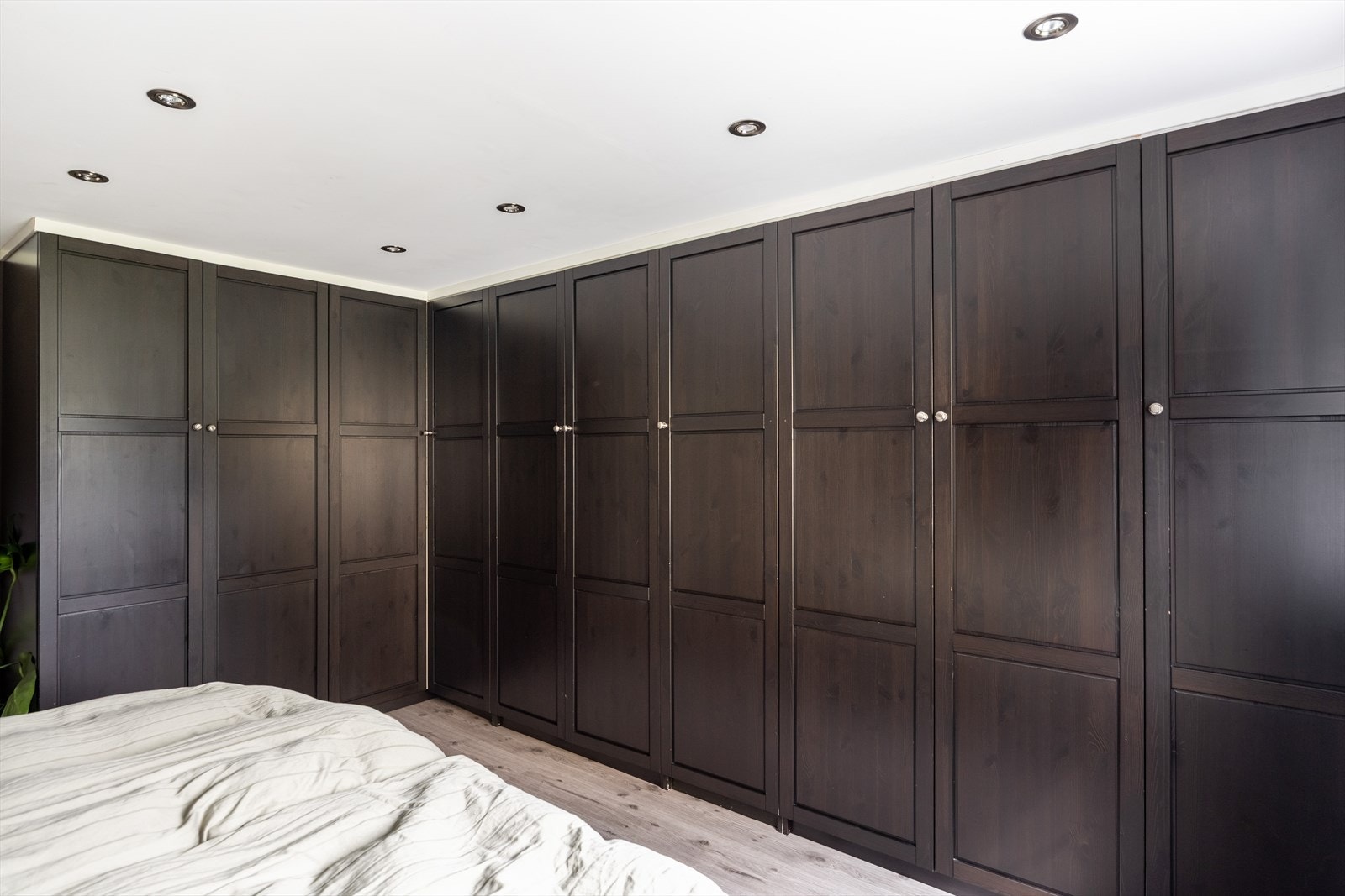 Garderobeskapene medfølger handelen Galleribilde