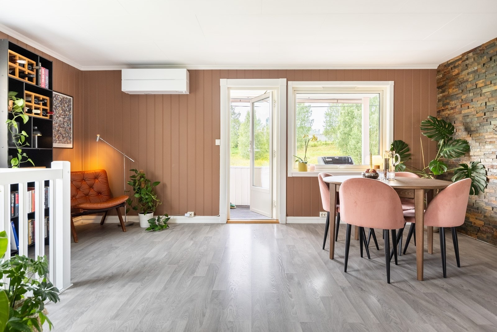 Lys og romslig stue med plass til sofaløsning med tilhørende møblement, samt spisebord Galleribilde