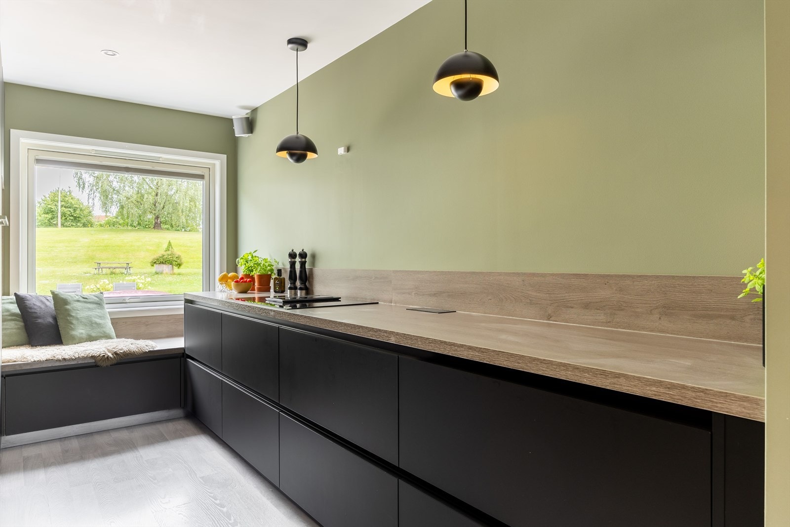 Stilren og delikat kjøkkeninnredning fra Rotpunkt. Kjøkkenet er separat og har enkel adkomst fra stue Galleribilde