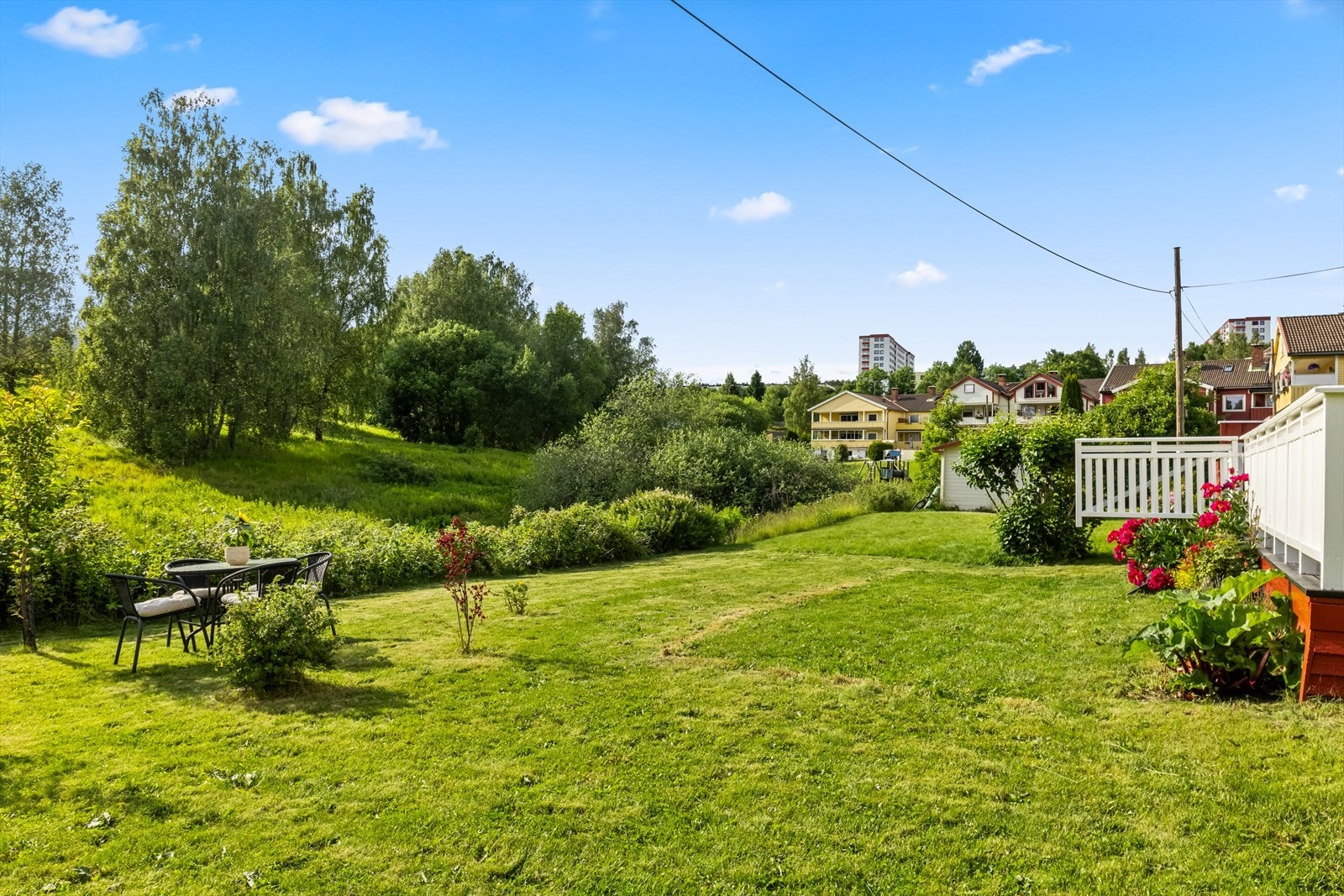 Fra terrassen har du direkte adkomst ned til pent opparbeidede fellesarealer Galleribilde