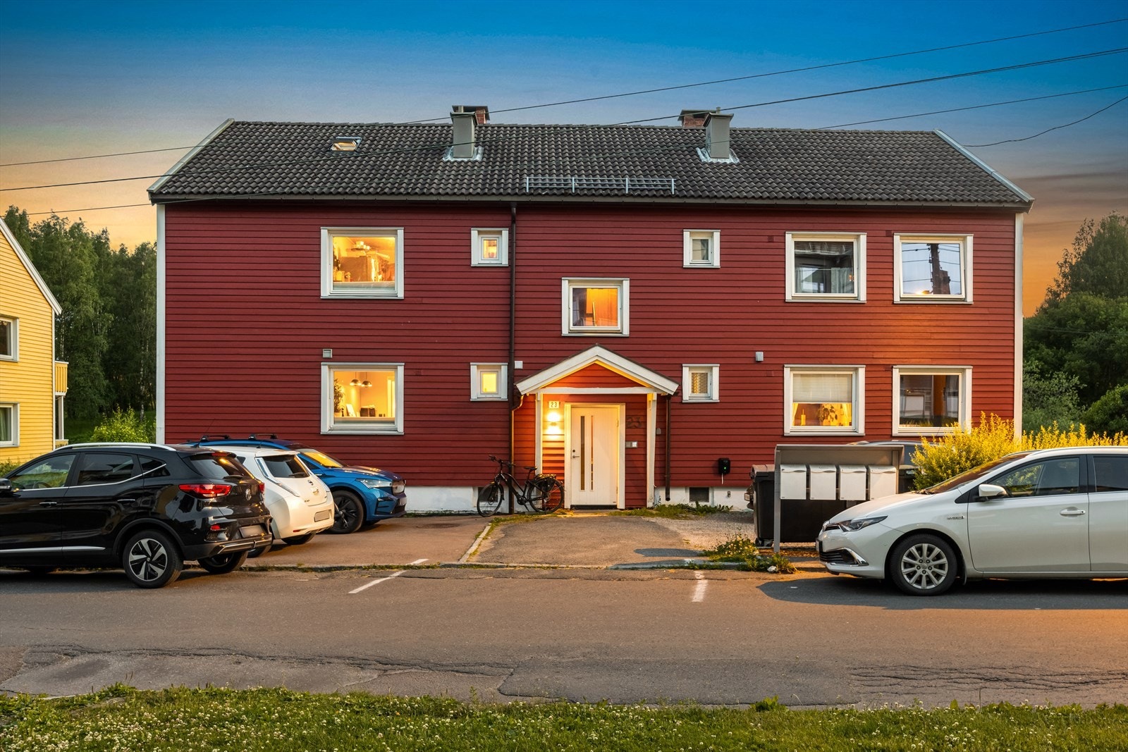 Boligen disponerer en oppstillingsplass på felles utvendig parkeringsplass. Ladeboks for elbil er montert på plassen Galleribilde