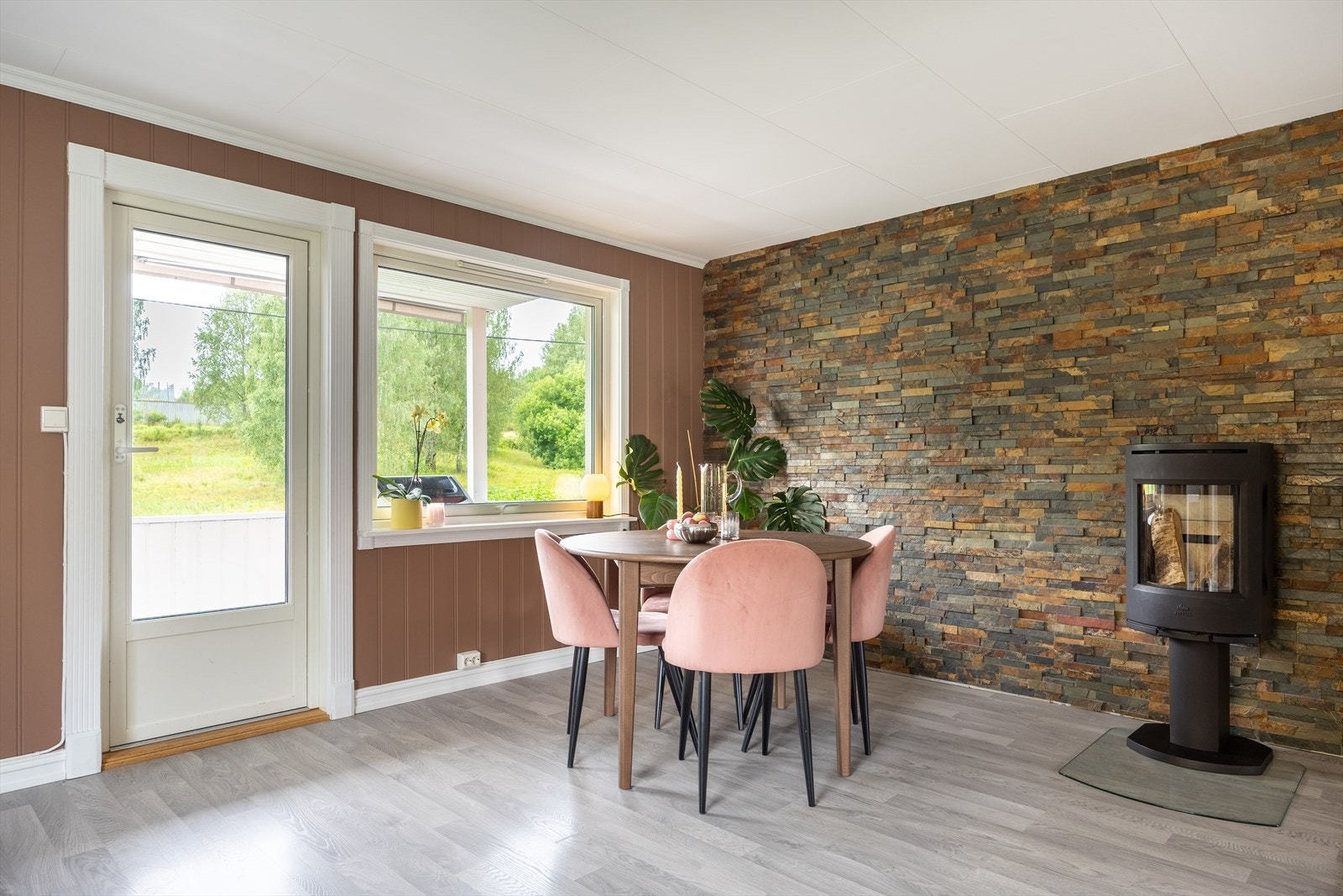 I stuen finner du både peis og varmepumpe. Varmepumpen er ny fra 2024 Galleribilde