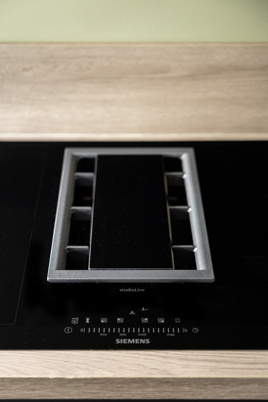 Kjøkkenet har integrerte hvitevarer fra kvalitetsmerke Siemens studioLine Galleribilde