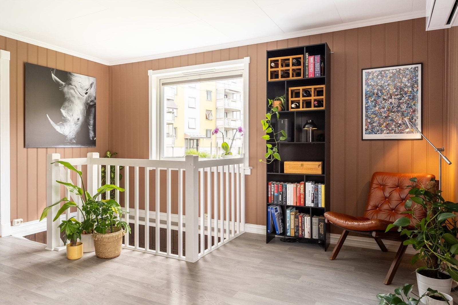 Fra 1. etasje har du direkte adkomst ned til innredet underetasje. Trappen ned til kjeller ble pusset opp i 2025 Galleribilde