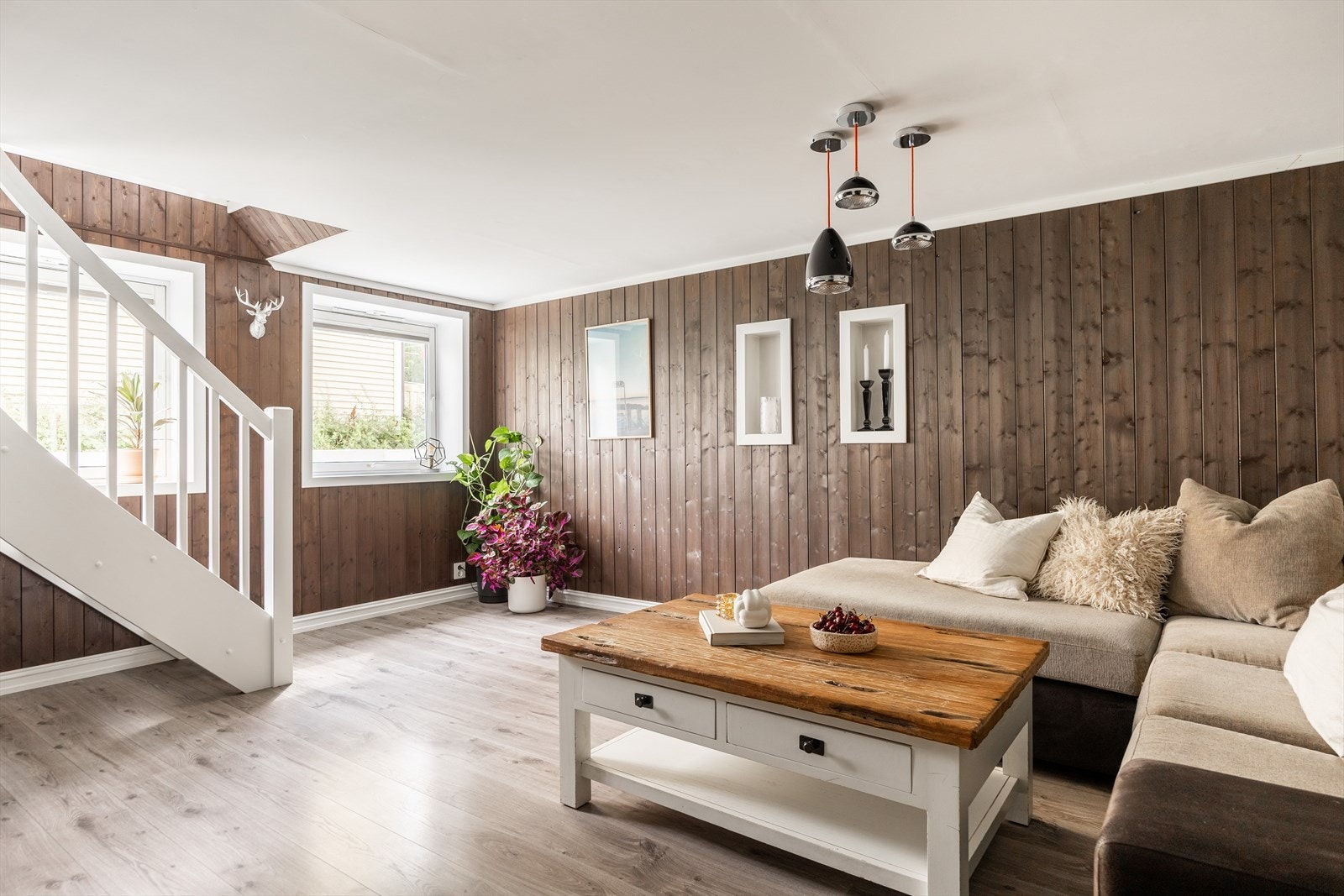 Stor og flott kjellerstue med god plass til stor sofaløsning. Legg merke til de store vinduene som slipper inn godt med lys Galleribilde