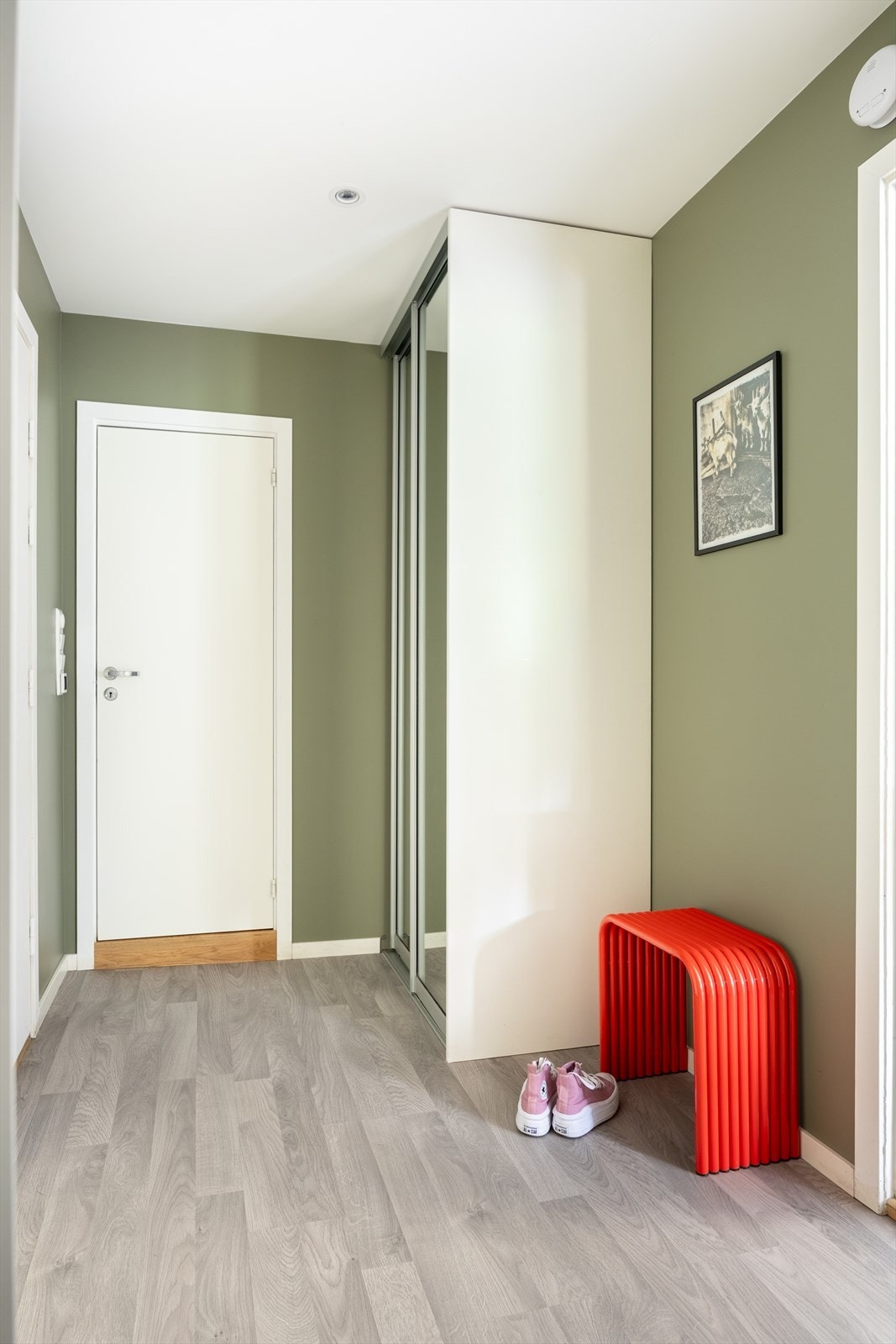 Entrè med plass til å henge fra seg yttertøy og sette fra seg sko Galleribilde