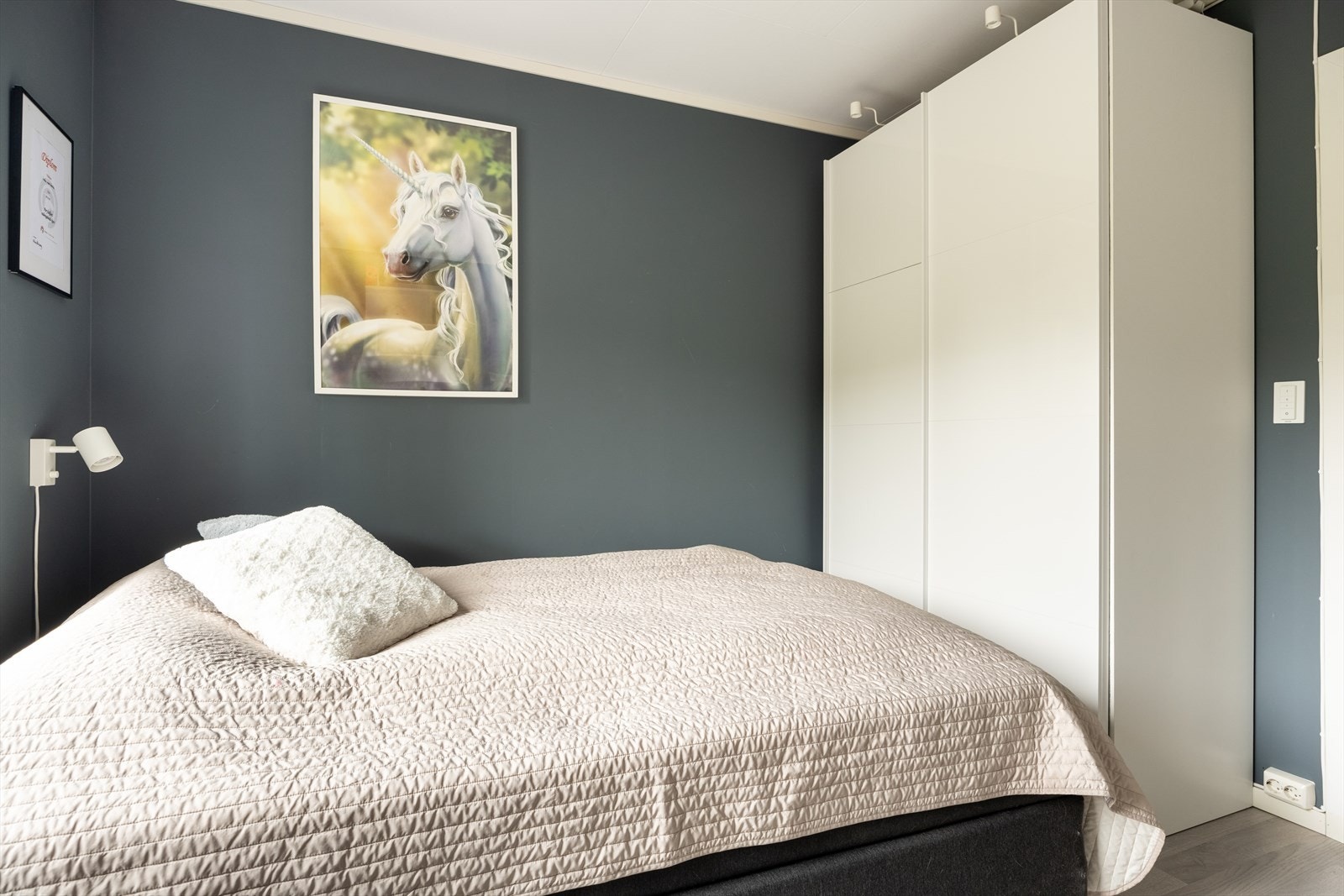 Alle garderobeskapene på soverommene medfølger handelen Galleribilde