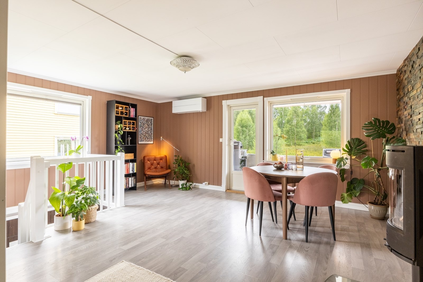 Gjennomgående leilighet over to etasjeplan med henholdsvis underetasje og 1. etasje Galleribilde