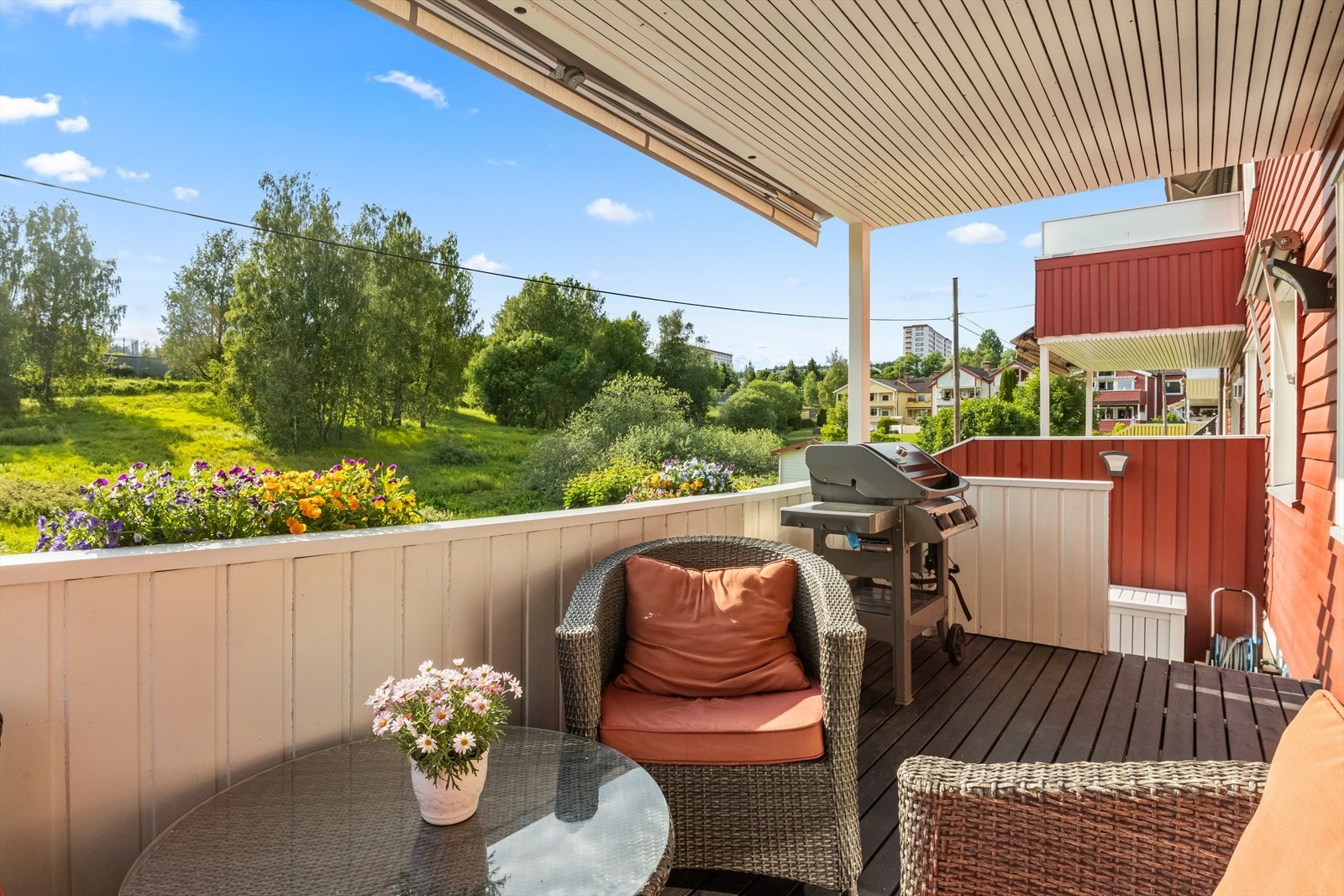 Verandaen er overbygget og blir en fin forlengelse av stuen i sommerhalvåret. Det ble montert nye markiser m/motor på verandaen i 2019 Galleribilde