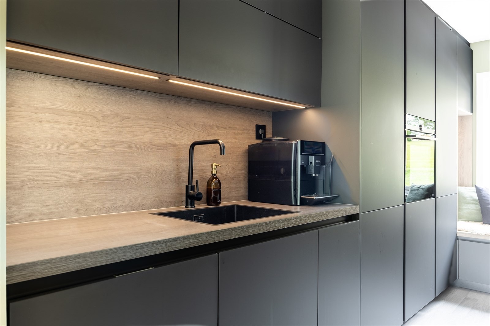 Induksjonstopp, stekeovn, oppvaskmaskin og kjøl/frys er integrert i innredningen Galleribilde