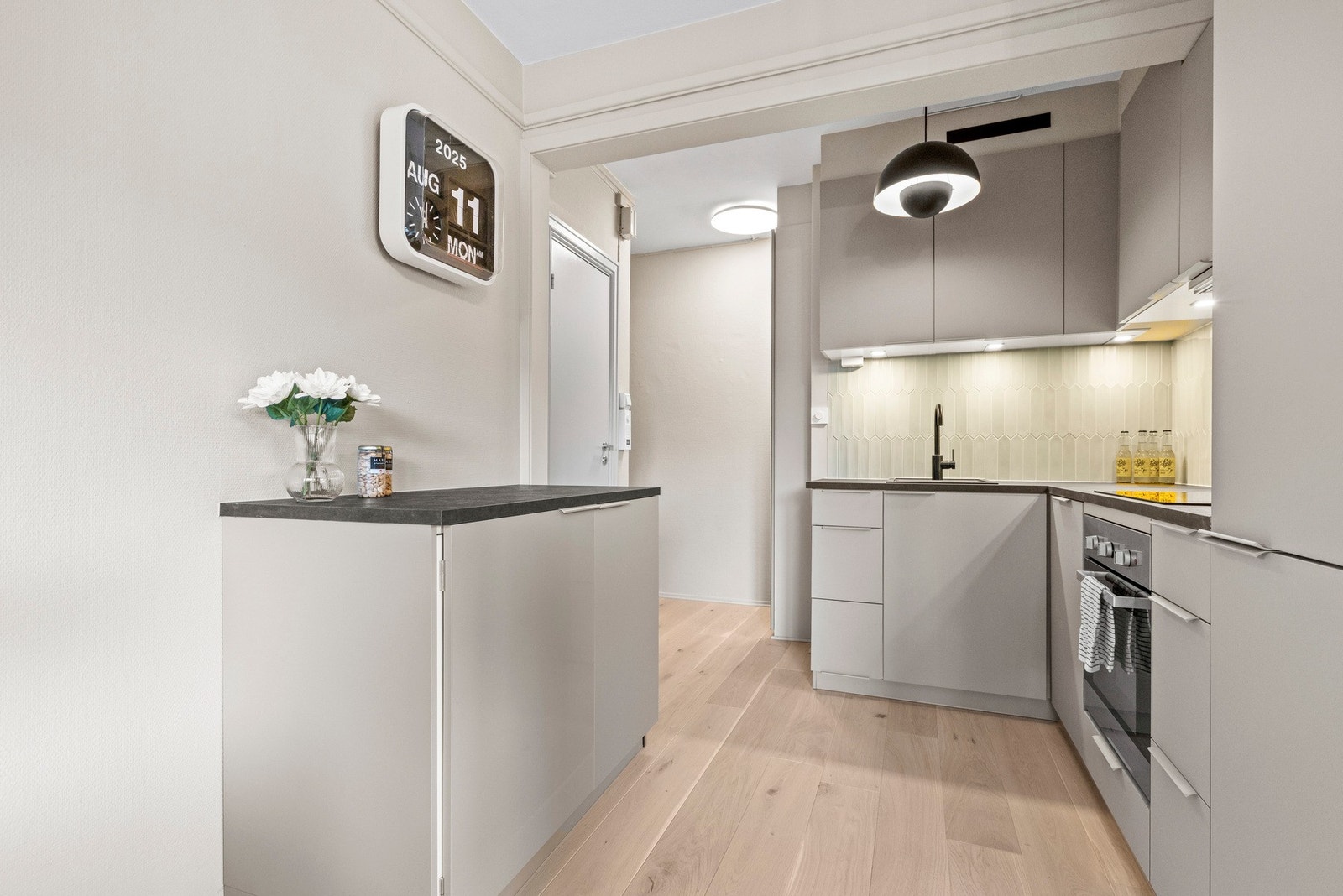 Nytt (2025) KVIK kjøkkeninnredning med god benk- og lagringsplass. Galleribilde