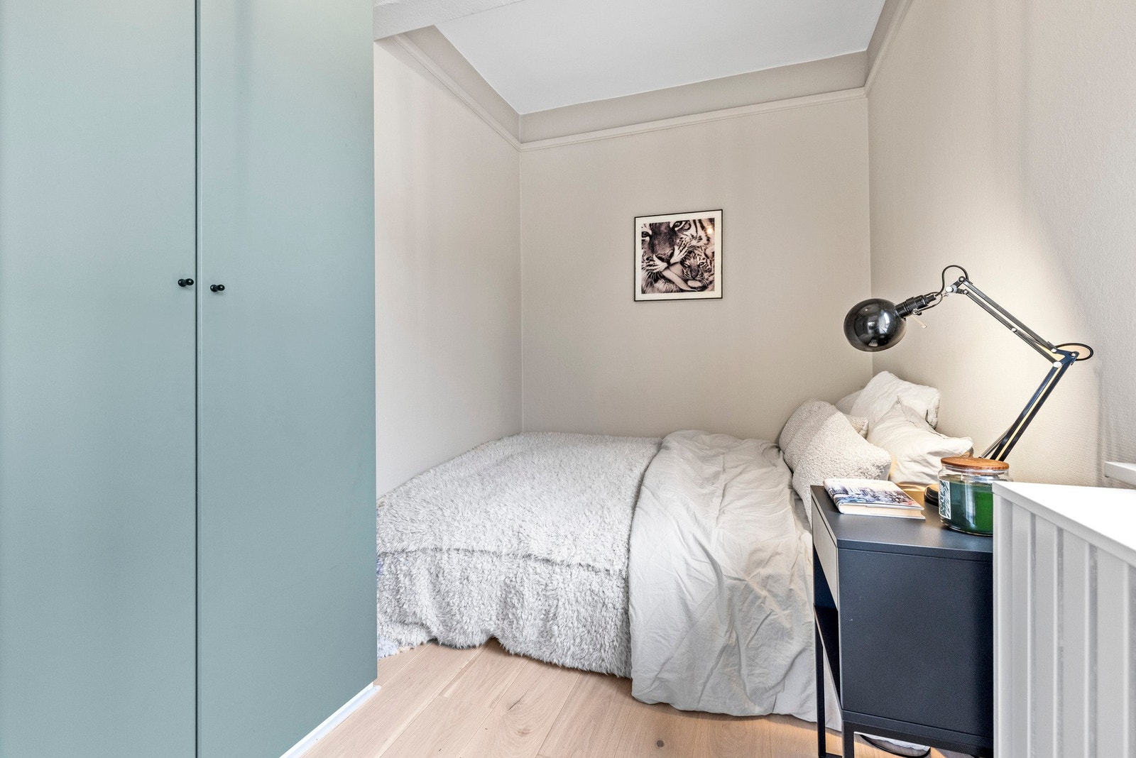 Soverommer er holdt i moderne farger som står i stil med resten av leiligheten. Galleribilde