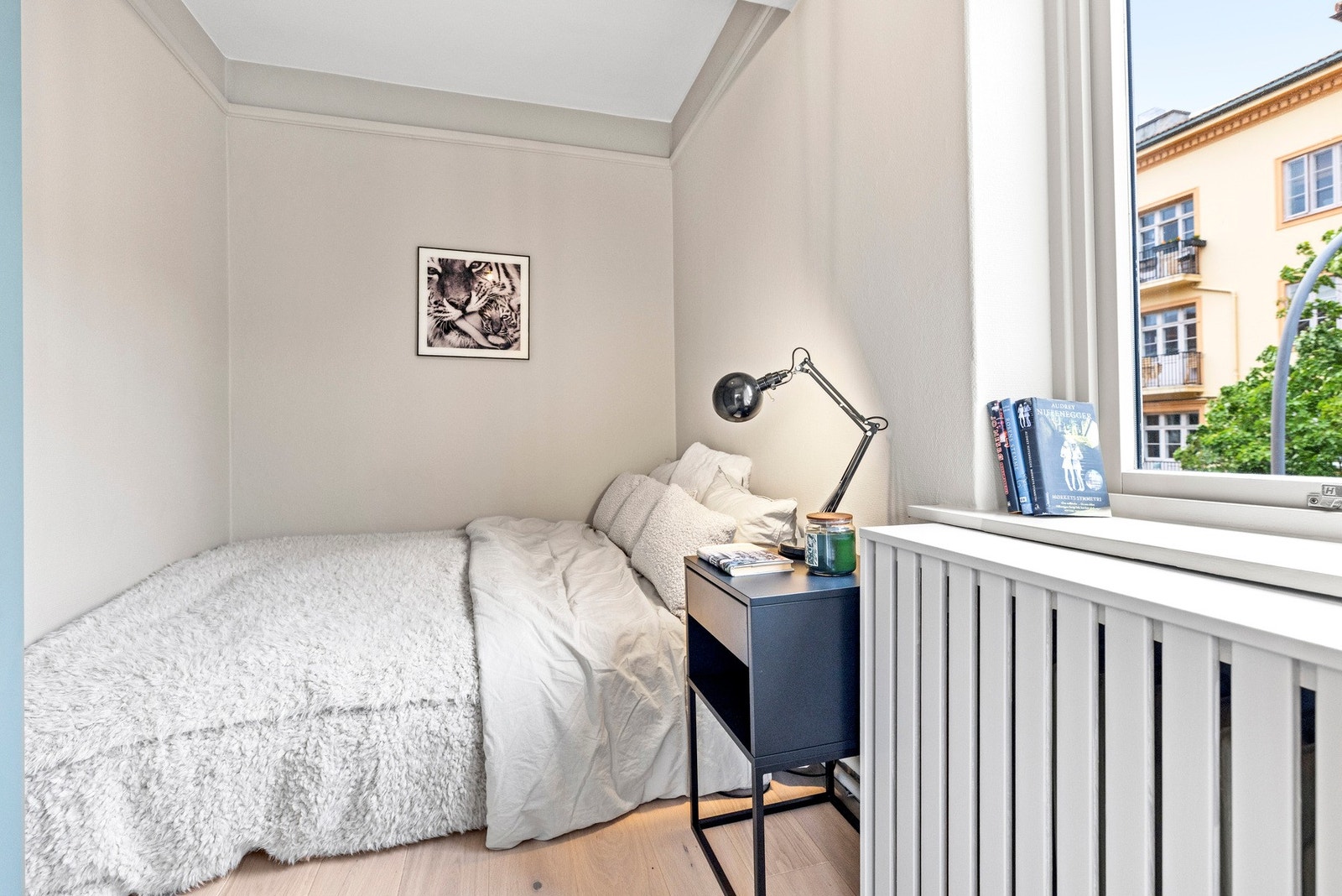 Det er plass til dobbeltseng og medfølgende garderobeskap. Galleribilde