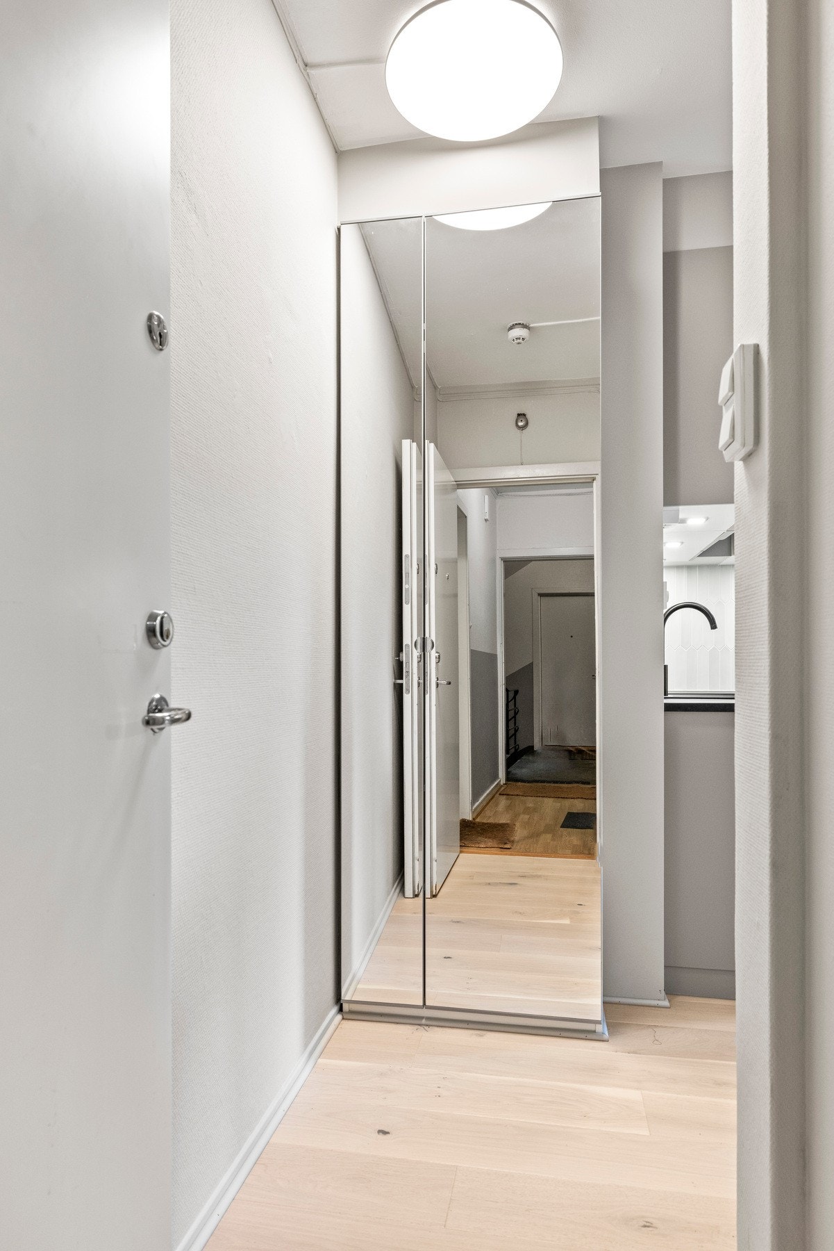 Entréen er tiltalende, med plass til oppbevaring av sko og yttertøy. Galleribilde