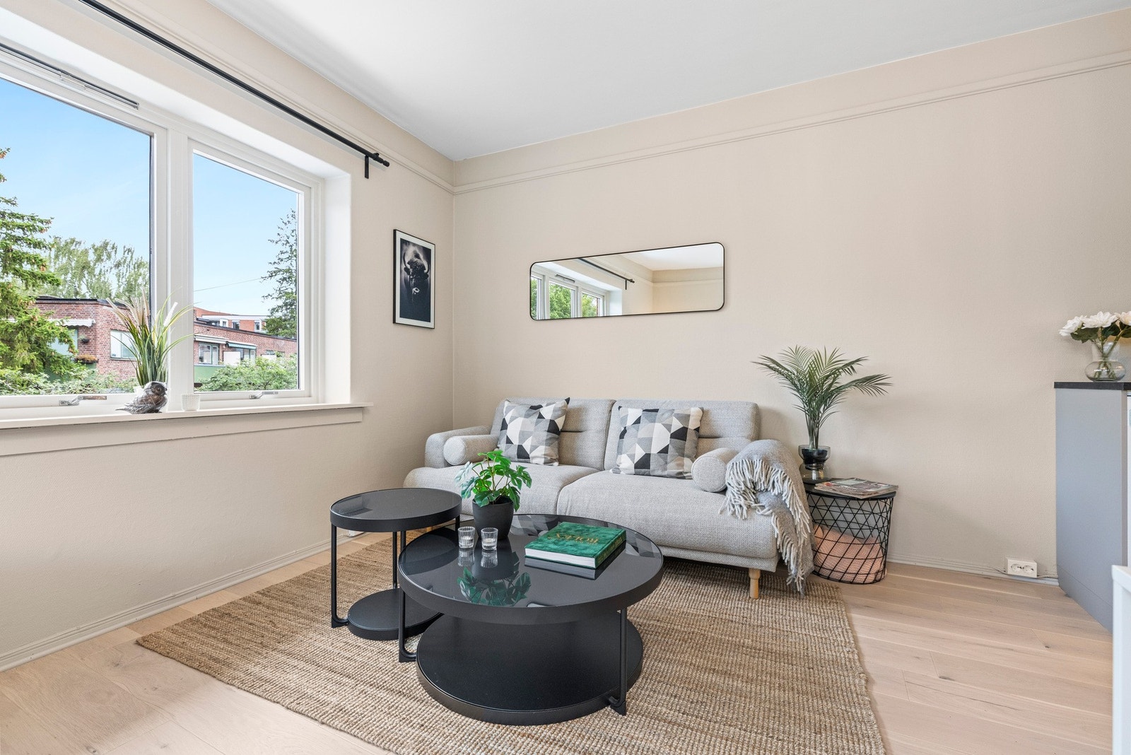 Stuen fremstår lys, luftig og tidsmessig utført. Galleribilde