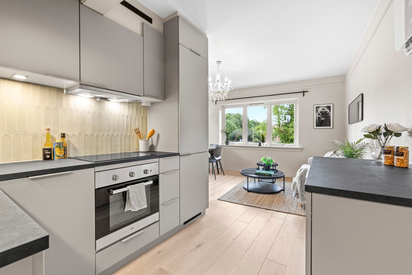 Nytt (2025) KVIK kjøkkeninnredning med god benk- og lagringsplass. Galleribilde