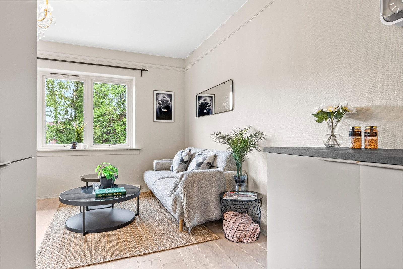 Tiltalende stue med plass til både sofagruppe, spisegruppe og TV- løsning. Galleribilde