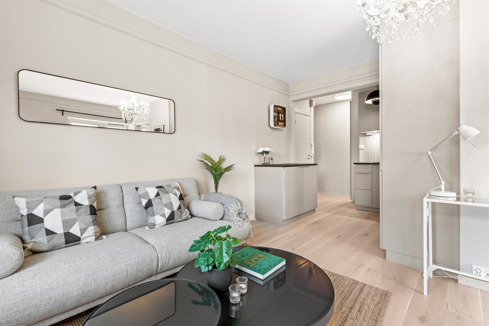 Den åpne løsningen mellom stue og kjøkken gjør rommet som et naturlig samlingssted for venner og familie. Galleribilde